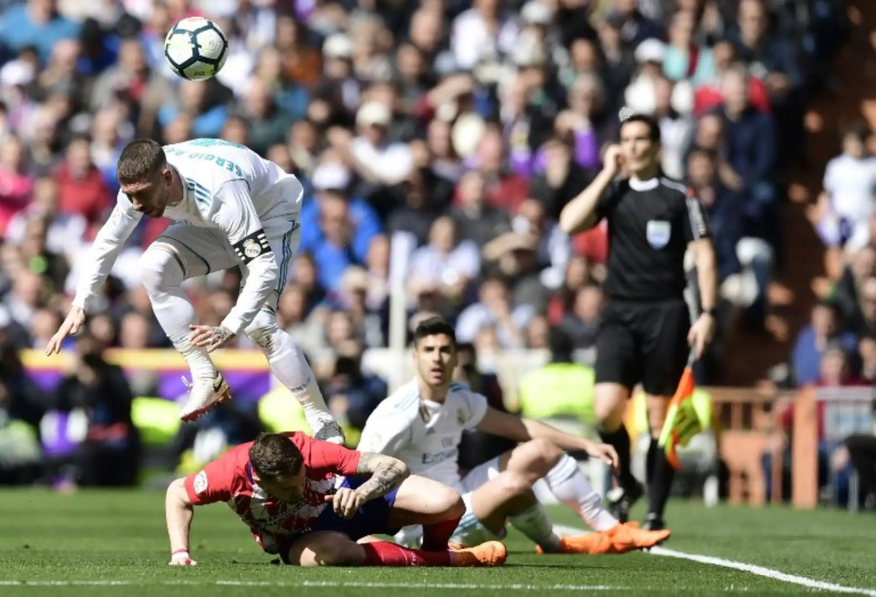El defensa español del Real Madrid Sergio Ramos , alta sobre el delantero español del Atlético de Madrid Vitolo durante el partido de fútbol de la liga española .Foto:AFP