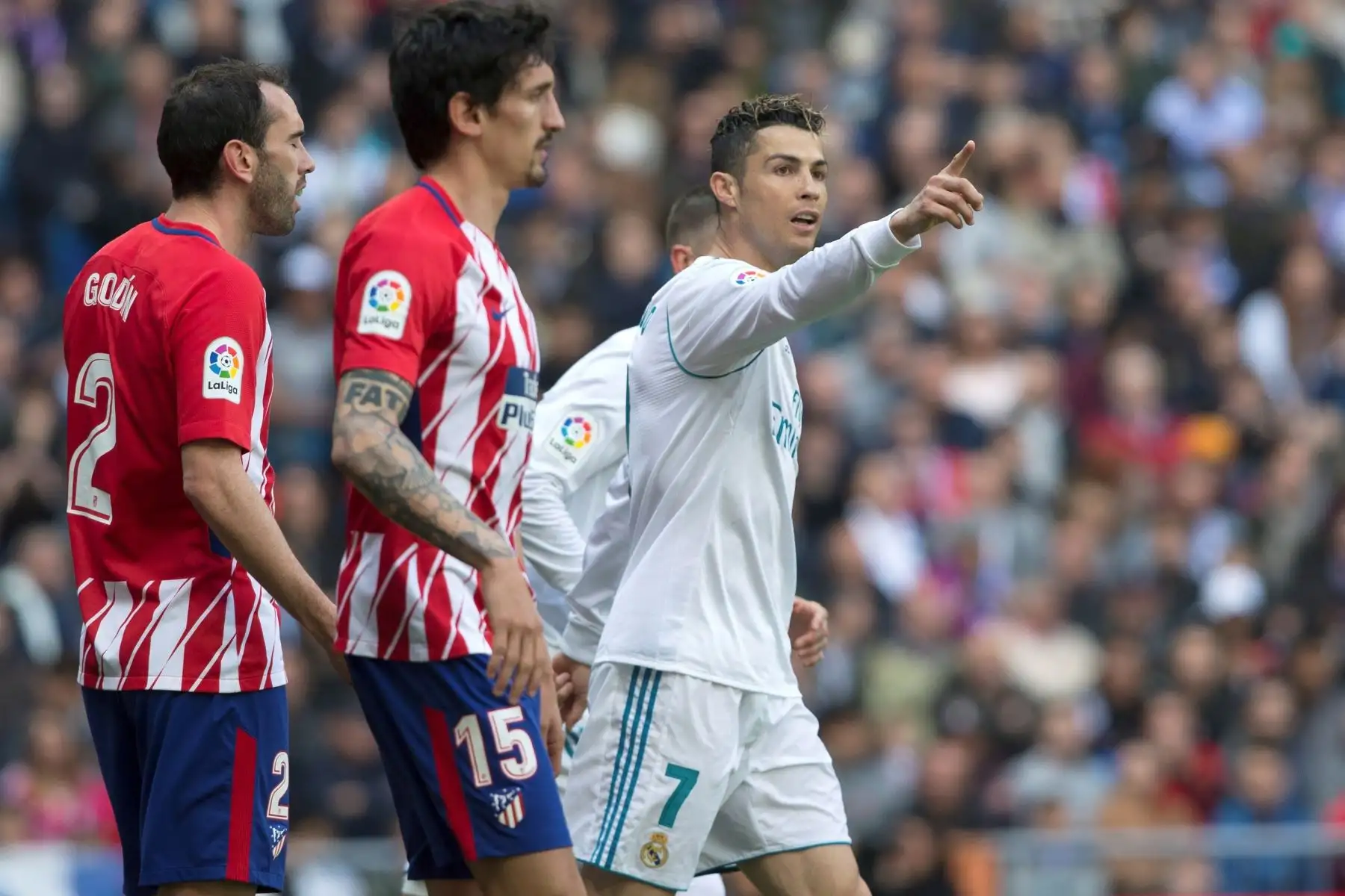 El delantero portugués del Real Madrid, Cristiano Ronaldo, durante el partido contra el Atlético de Madrid correspondiente a la trigésima primera jornada de liga que se disputa esta tarde en el estadio Santiago Bernabéu.Foto:EFE