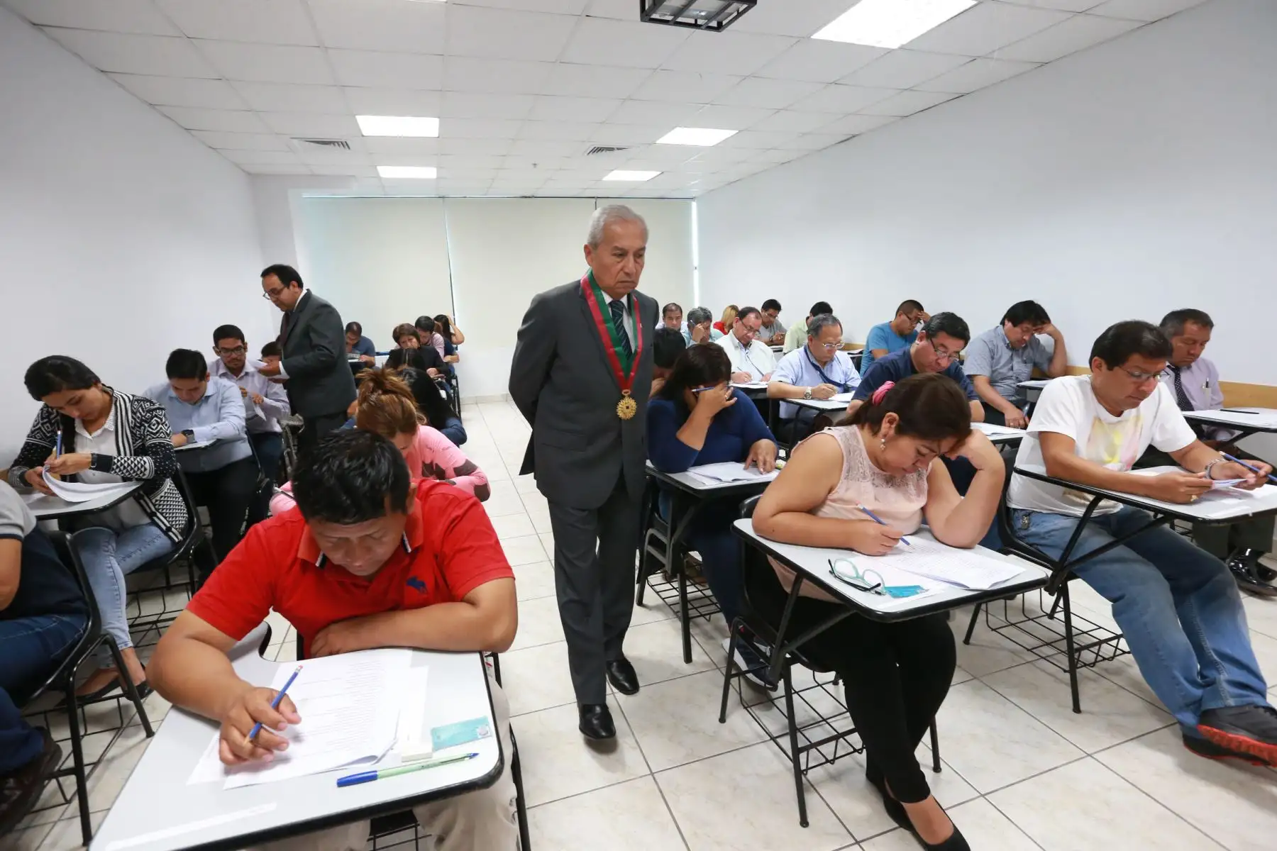 Pedro Gonzalo  Chávarry, presidente de la AMAG inspeccionó  el  examen  para aspirantes a jueces y fiscales.Foto: ANDINA/Norman Córdova