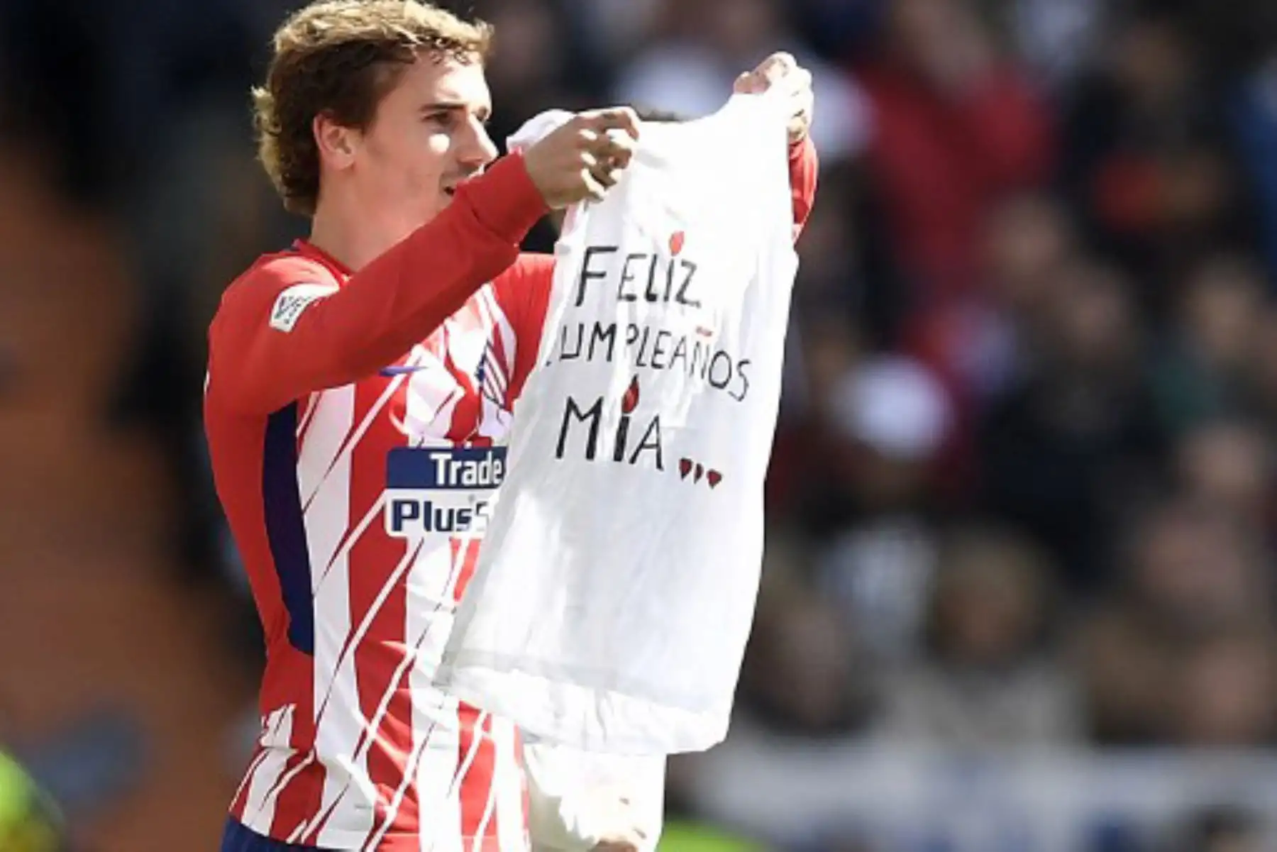 El delantero francés del Atlético de Madrid Antoine Griezmann tiene un mensaje para el cumpleaños de su hija Mia después de anotar un gol durante el partido de fútbol de la liga española entre el Real Madrid CF y el Club Atlético de Madrid.Foto:AFP