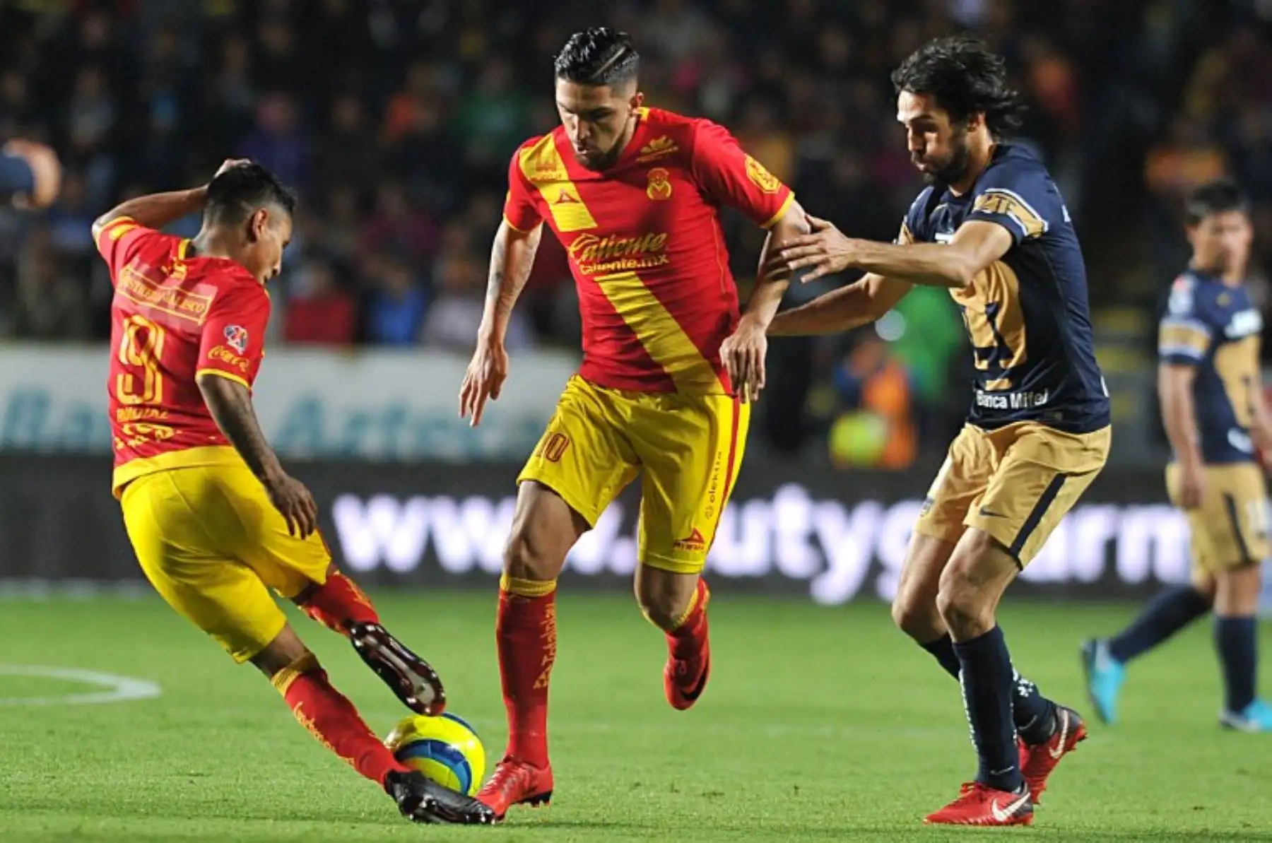 aul Ruidiaz y Diego Valdés  de Morelia compiten por el balón con Alejandro Arribas, de Pumas durante su partido de fútbol del torneo Clausura mexicano, en Morelia, México.Foto:AFP
