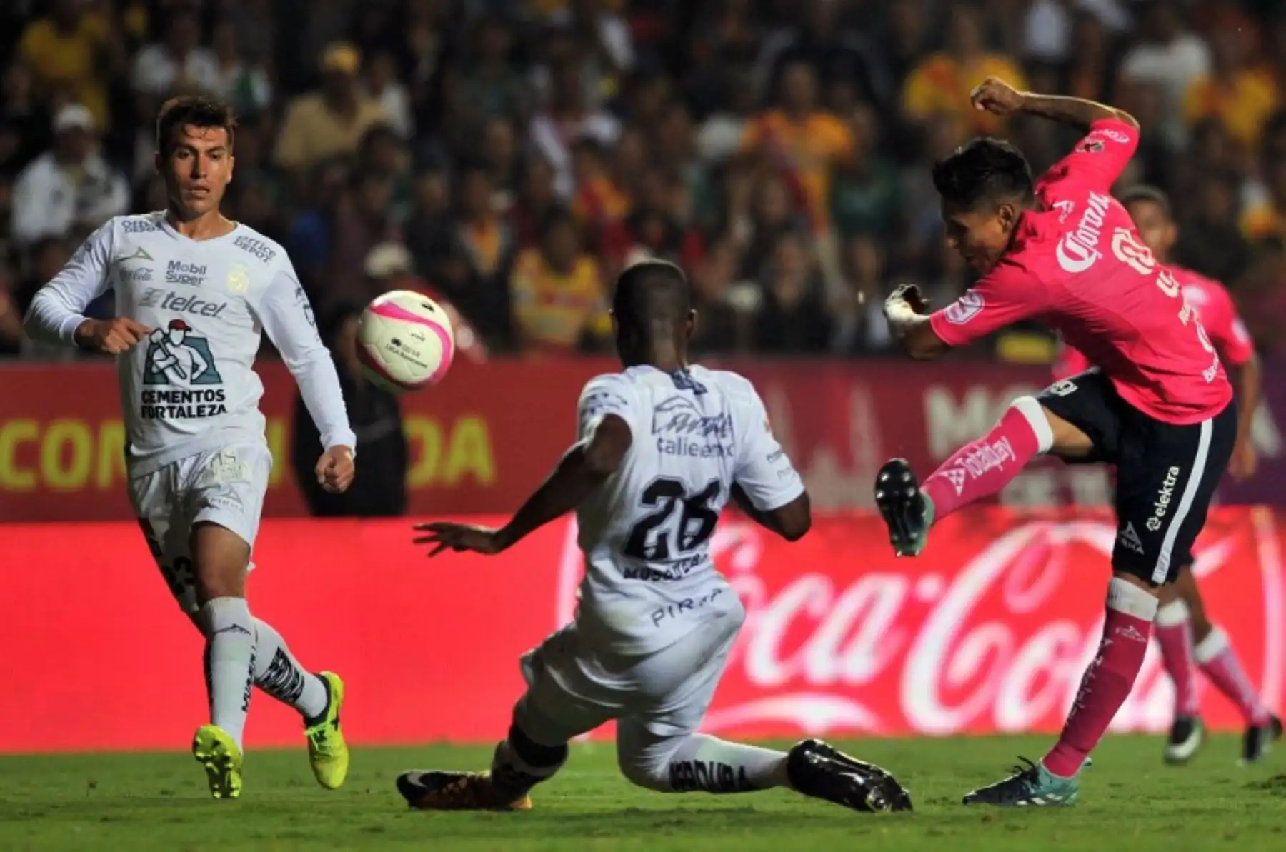 Raul Ruidiaz de Morelia patea la bola entre Juan Cornejo  y Andres Mosquera de León durante su partido de fútbol mexicano.Foto:AFP