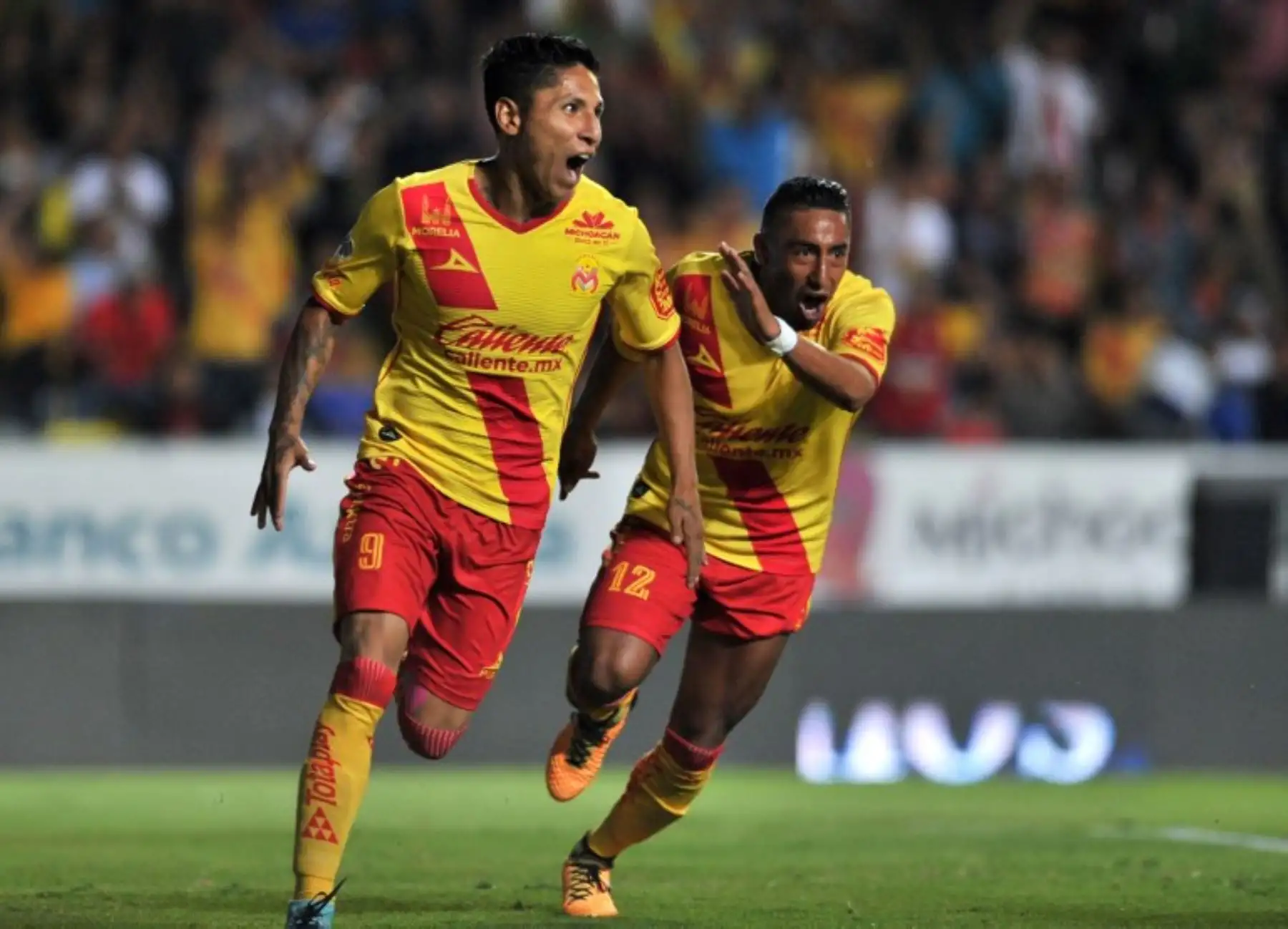 Raul Ruidiaz de Morelia celebra después de anotar contra los Tigres,  durante un partido de fútbol del torneo mexicano.Foto:AFP