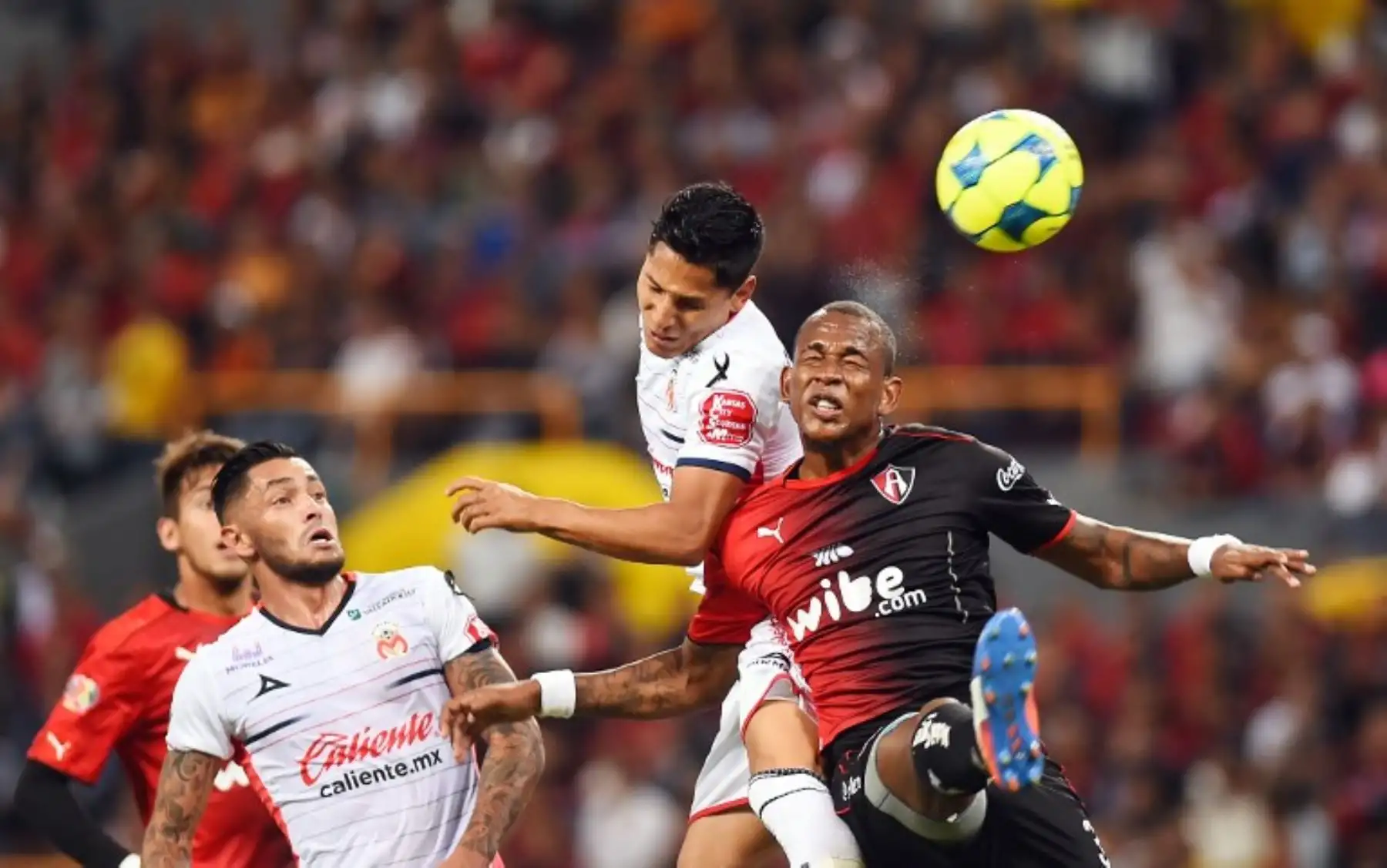 Raul Ruidiaz de Morelia , salta por la pelota durante su partido de fútbol mexicano.Foto:AFP