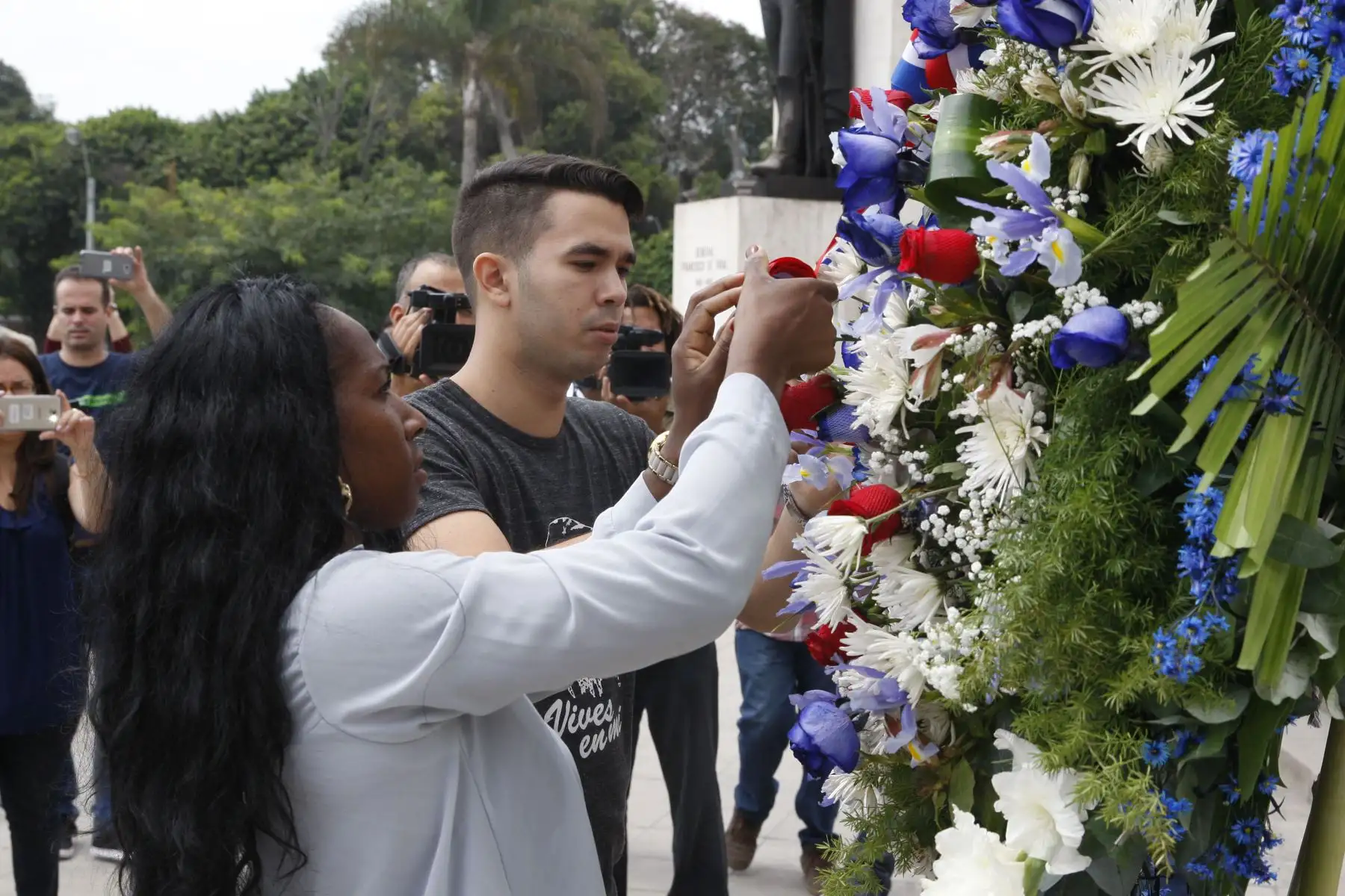 La delegación cubana realiza colocación de una ofrenda floral en el Monumento a los Próceres y Precursores de la Independencia en el marco de la VIII Cumbre de las Américas.  Foto:ANDINA/Eddy Ramos