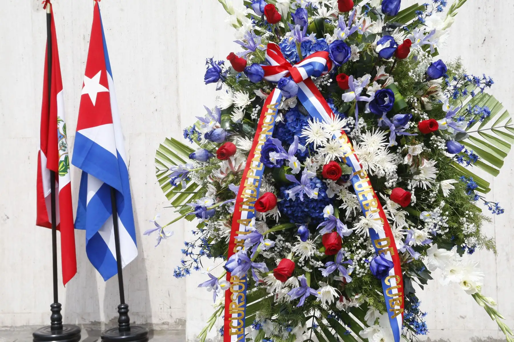 La delegación cubana realiza colocación de una ofrenda floral en el Monumento a los Próceres y Precursores de la Independencia en el marco de la VIII Cumbre de las Américas.  Foto:ANDINA/Eddy Ramos