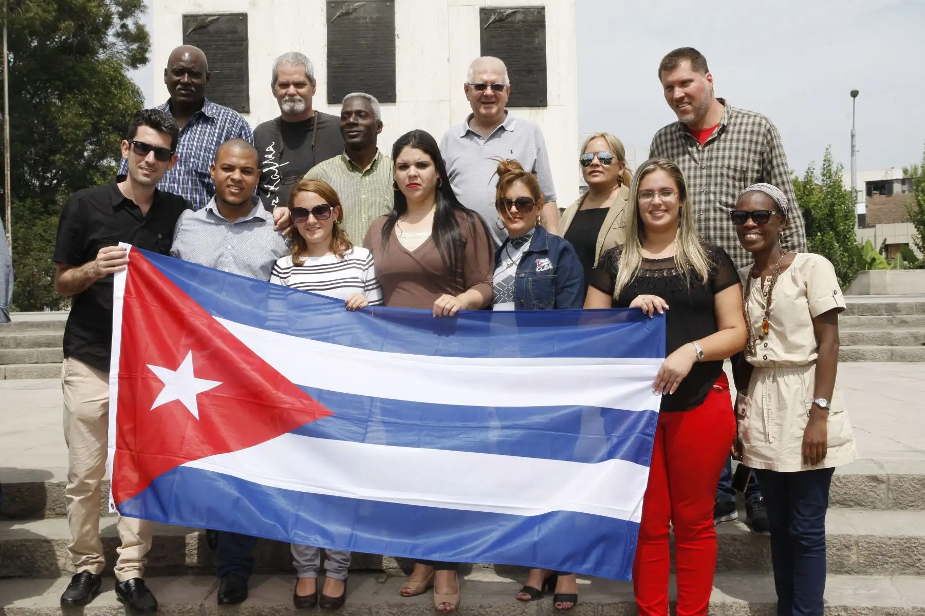 La delegación cubana realiza colocación de una ofrenda floral en el Monumento a los Próceres y Precursores de la Independencia en el marco de la VIII Cumbre de las Américas.  Foto:ANDINA/Eddy Ramos