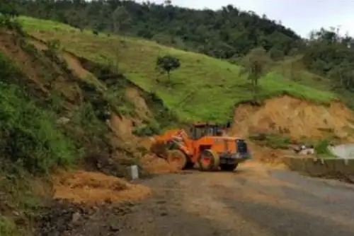 La emergencia en la zona se produjo luego que lluvias intensas provocaran el deslizamiento de material suelto interrumpiendo el tránsito vehicular.
