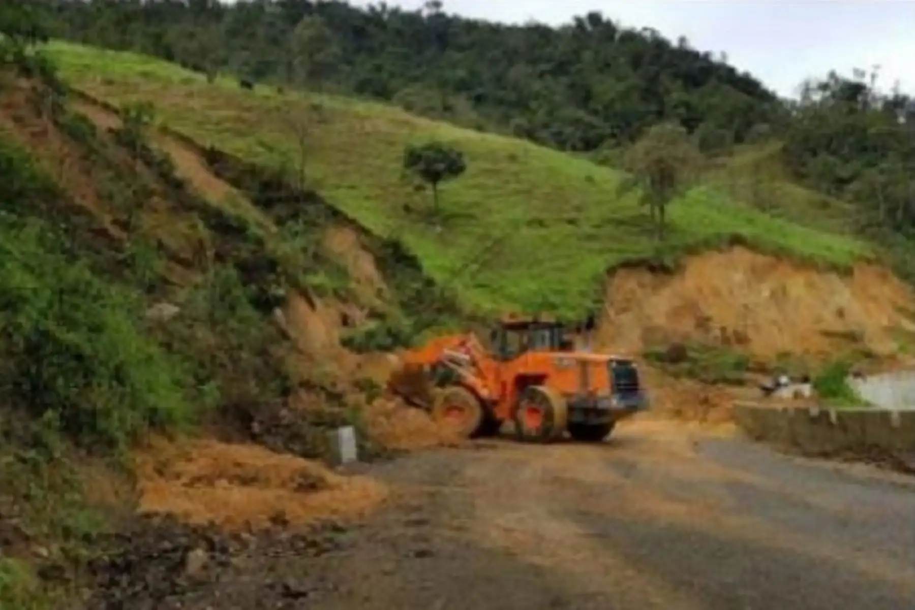 La emergencia en la zona se produjo luego que lluvias intensas provocaran el deslizamiento de material suelto interrumpiendo el tránsito vehicular.