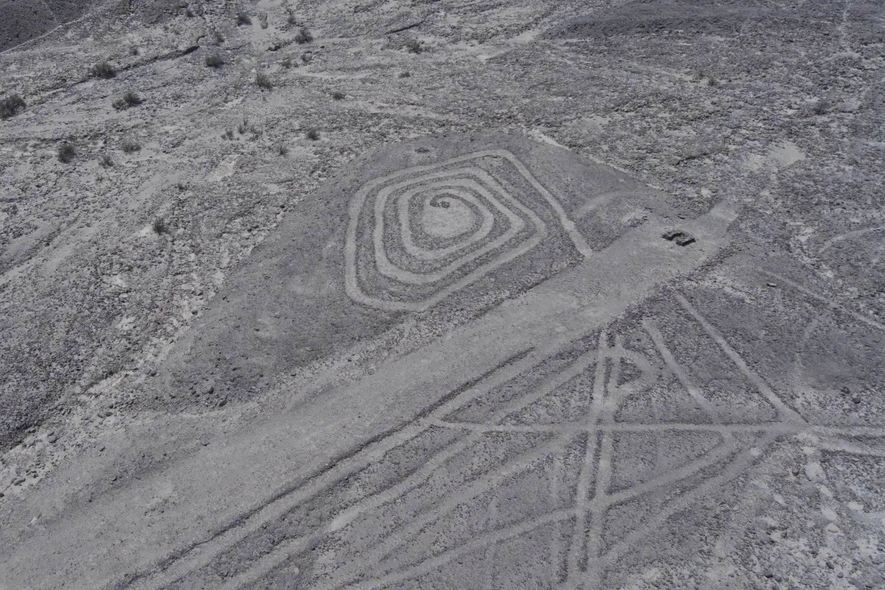 Geoglifo de La Peña, es un espiral asociado a un campo barrido trapezoidal, hecho sobre otras figuras geométricas más antiguas. Está ubicado a 3 kilómetros de la ciudad de Palpa, por la carretera que conduce a la comunidad aurífera de Saramarca. Foto: Cortesía/ Genry Emerson Bautista