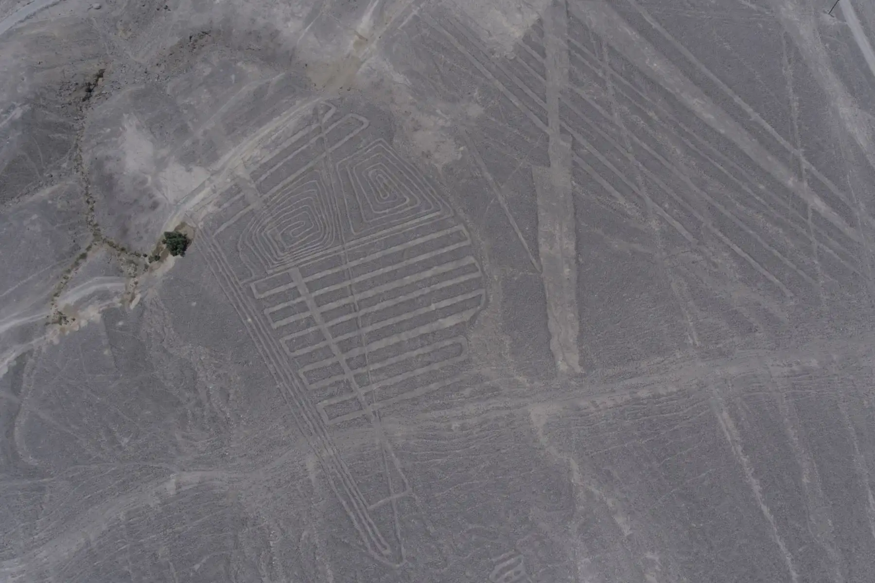 Reloj Solar, ubicado a un 1 kilómetro de la ciudad de Palpa en el sector de Sacramento. En la falda de un cerro se encuentran líneas y áreas barridas. Foto: Cortesía/ Genry Emerson Bautista