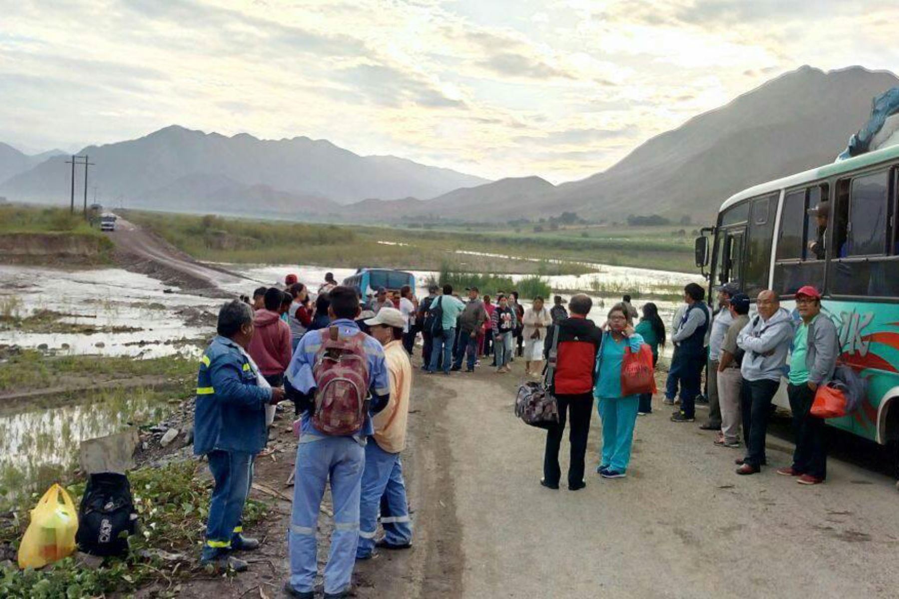 Se desborda el río Chicama y bloque vía a la sierra de La Libertad. Foto: Facebook