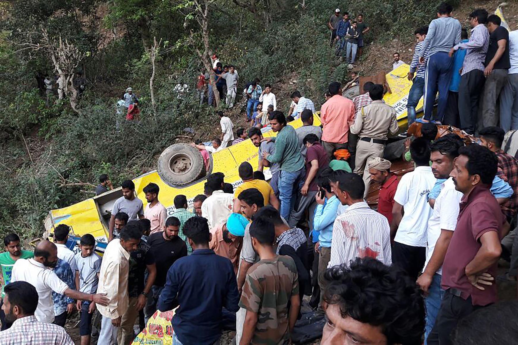 Mueren 30 personas, la mayoría niños, en accidente de autobús escolar en India. Foto: AFP