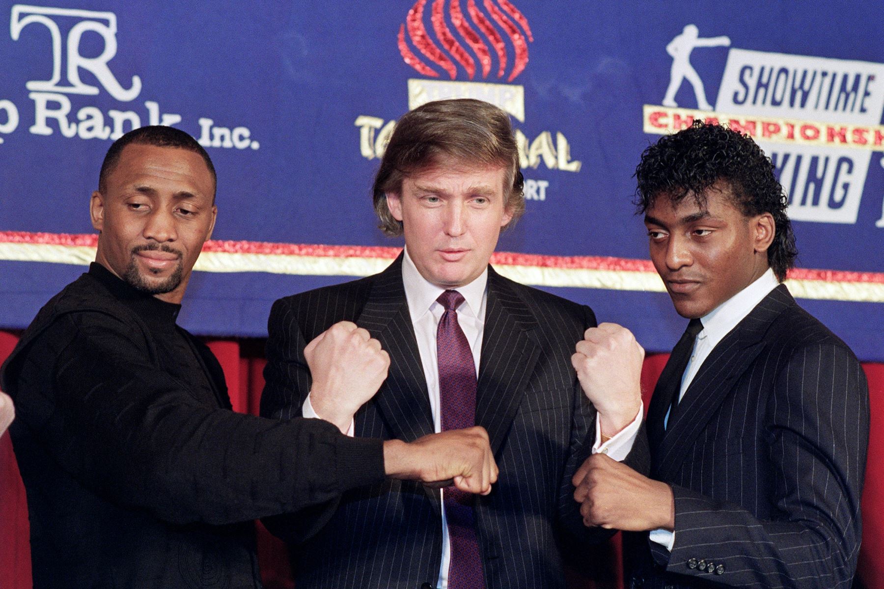 15 de febrero de 1990 Donald Trump pone los puños con Thomas "The Hitman" Hearns y Michael "The Silk" Olajide en Nueva York. Foto: AFP