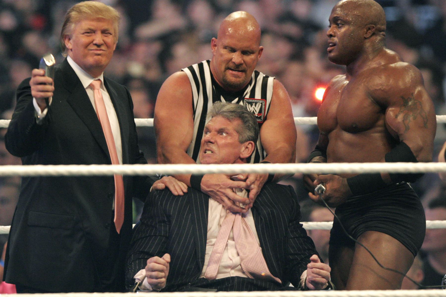DETROIT - 1 DE ABRIL 2007 El presidente de WWE Vince McMahon (C) se prepara para tener la cabeza afeitada por Donald Trump (L) y Bobby Lashley (R) mientras se mantiene presionada por 