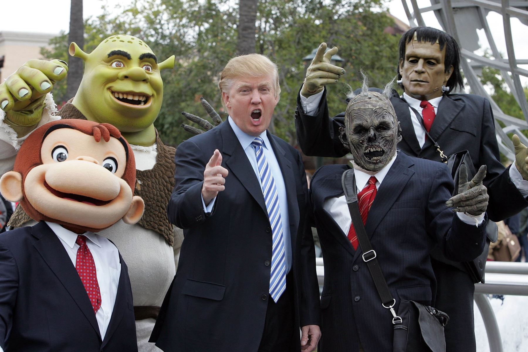 10 de marzo de 2006 Donald Trump posa con los personajes de Universal Studio en California. Foto: AFP