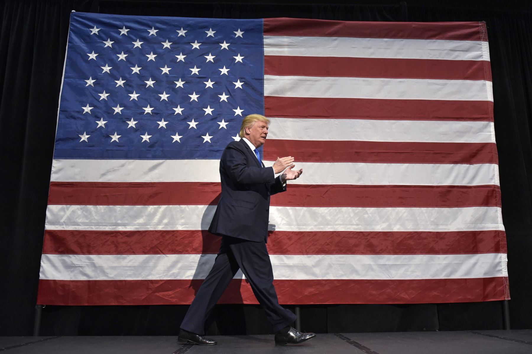 Donald Trump llega para un mitin en el Sioux City Convention Center en Sioux City, Iowa, el 6 de noviembre de 2016. Foto: AFP