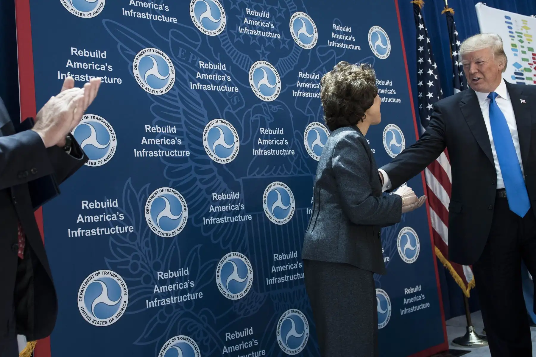 La Secretaria de Transporte de EE. UU., Elaine Chao, saluda al Donald Trump, cuando llega para hablar en el Departamento de Transporte de EE. UU. El 9 de junio de 2017. Foto: AFP