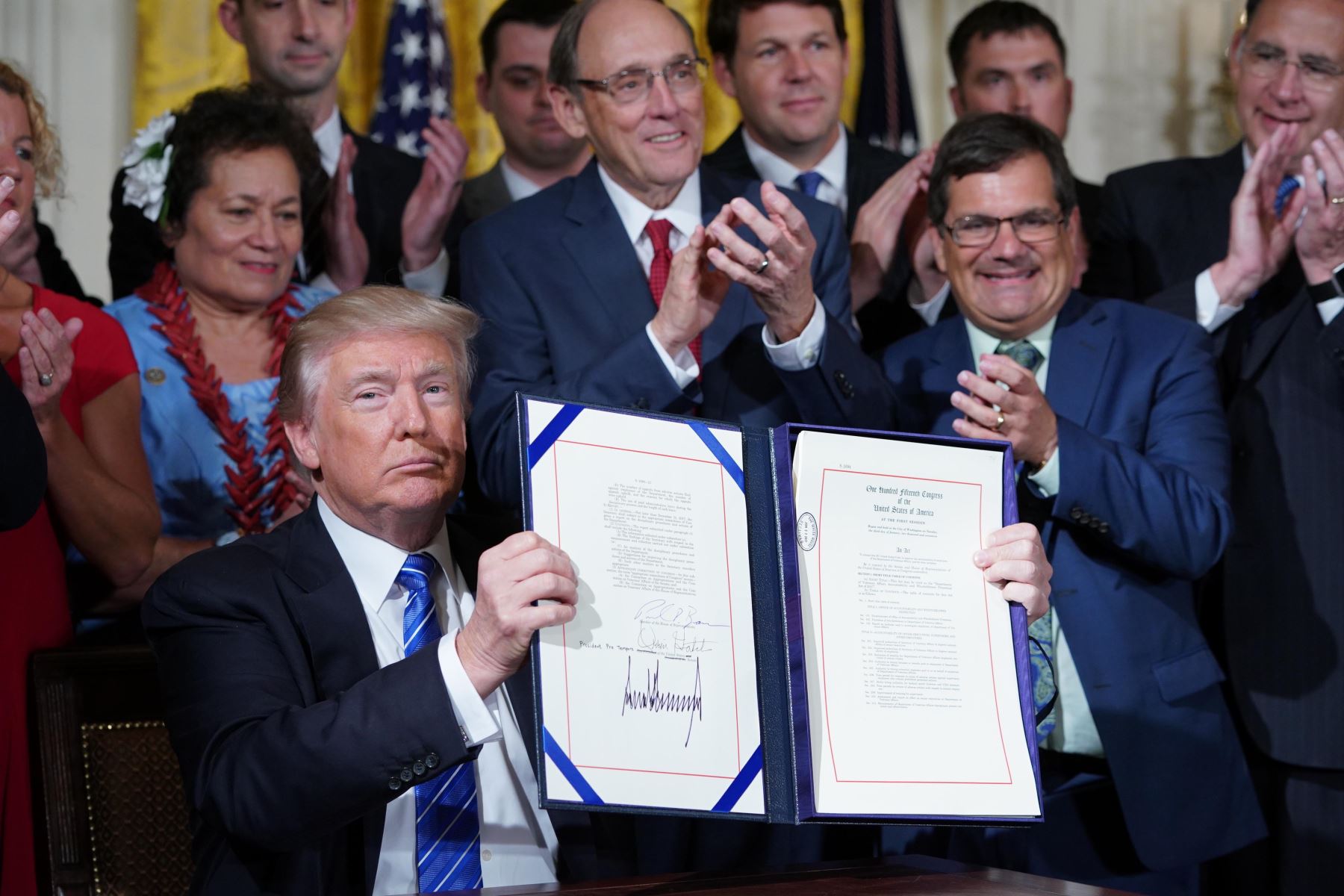 El presidente de EE. UU Donald Trump, firma la Ley de Responsabilidad y Protección de Denunciantes del Departamento de Asuntos de Veteranos el 23 de junio de 2017. Foto: AFP