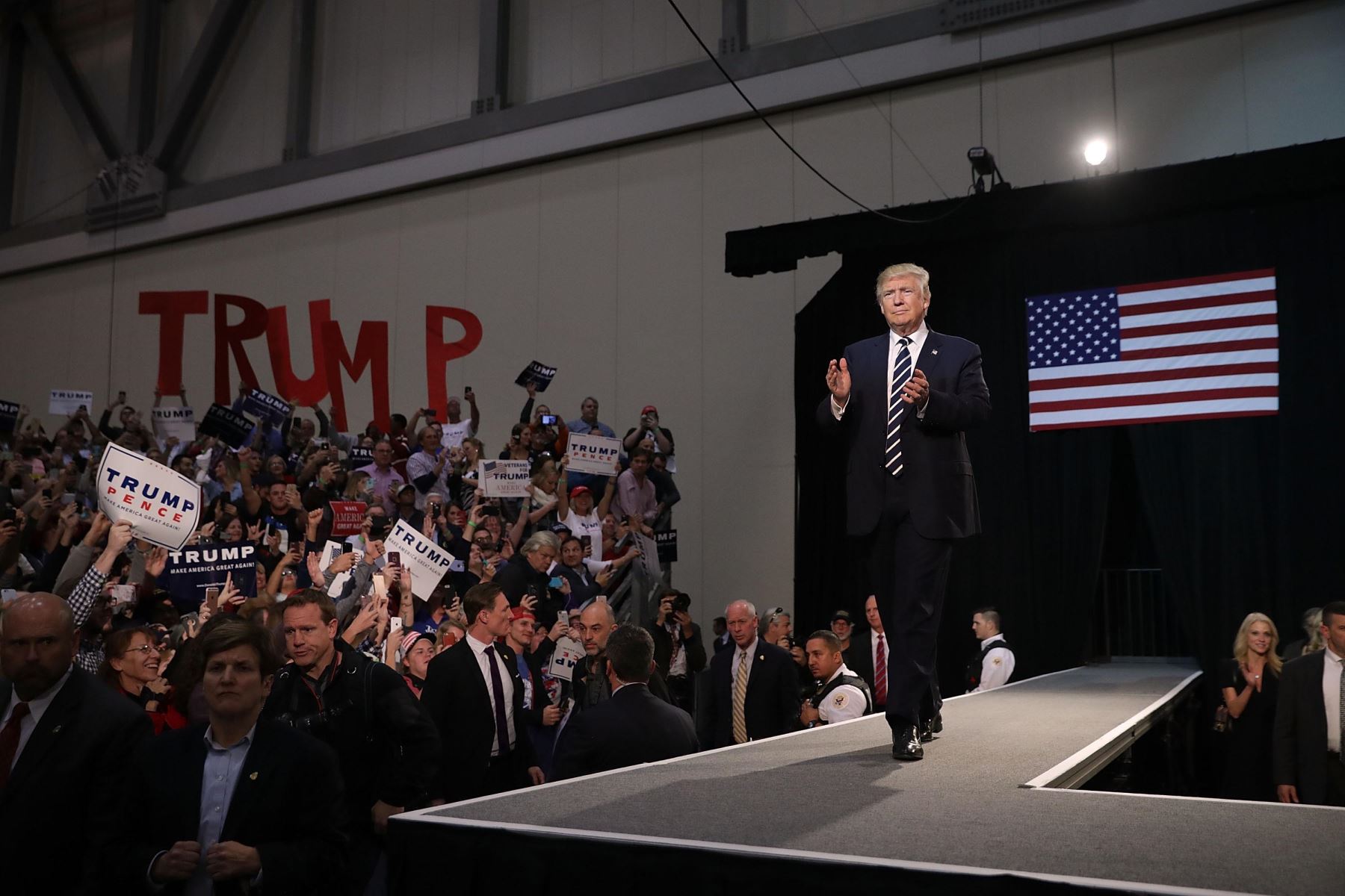 Donald Trump llega para su reunión de campaña el 8 de noviembre de 2016 en Grand Rapids, Michigan. Foto: AFP