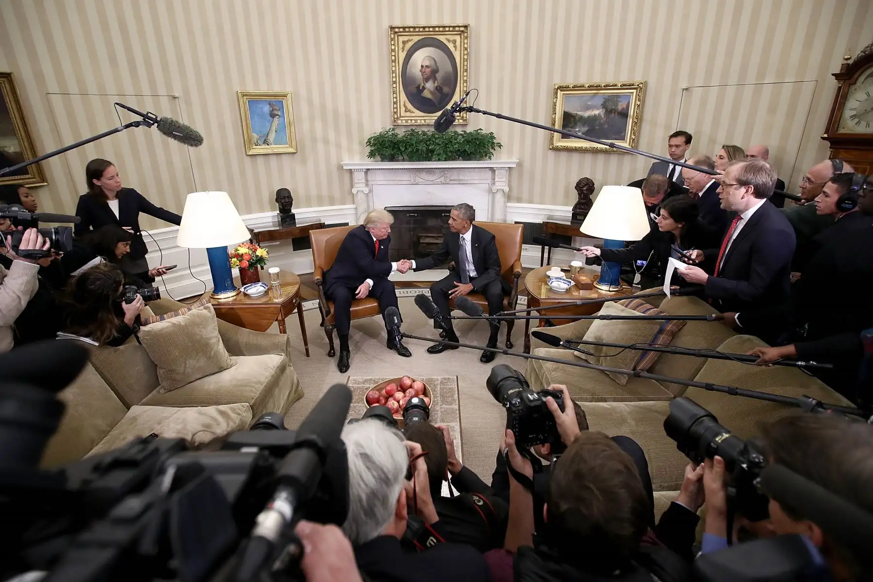 El presidente de Estados Unidos, Barack Obama estrecha la mano del presidente electo Donald Trump el 10 de noviembre de 2016 en Washington, DC. Foto: AFP