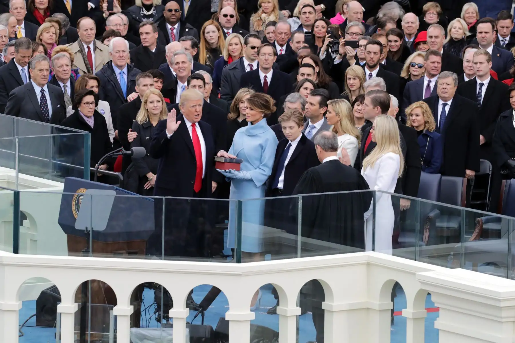 Juramento al presidente estadounidense Donald Trump mientras su esposa Melania Trump sostiene la Biblia en el Capitolio de EE. UU. Foto: AFP