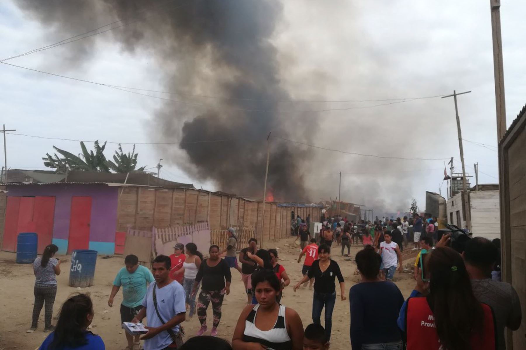 Incendio en el asentamiento humano Ampliación Tiwinza en el Callao. Foto: @FRANKLINPANTEL