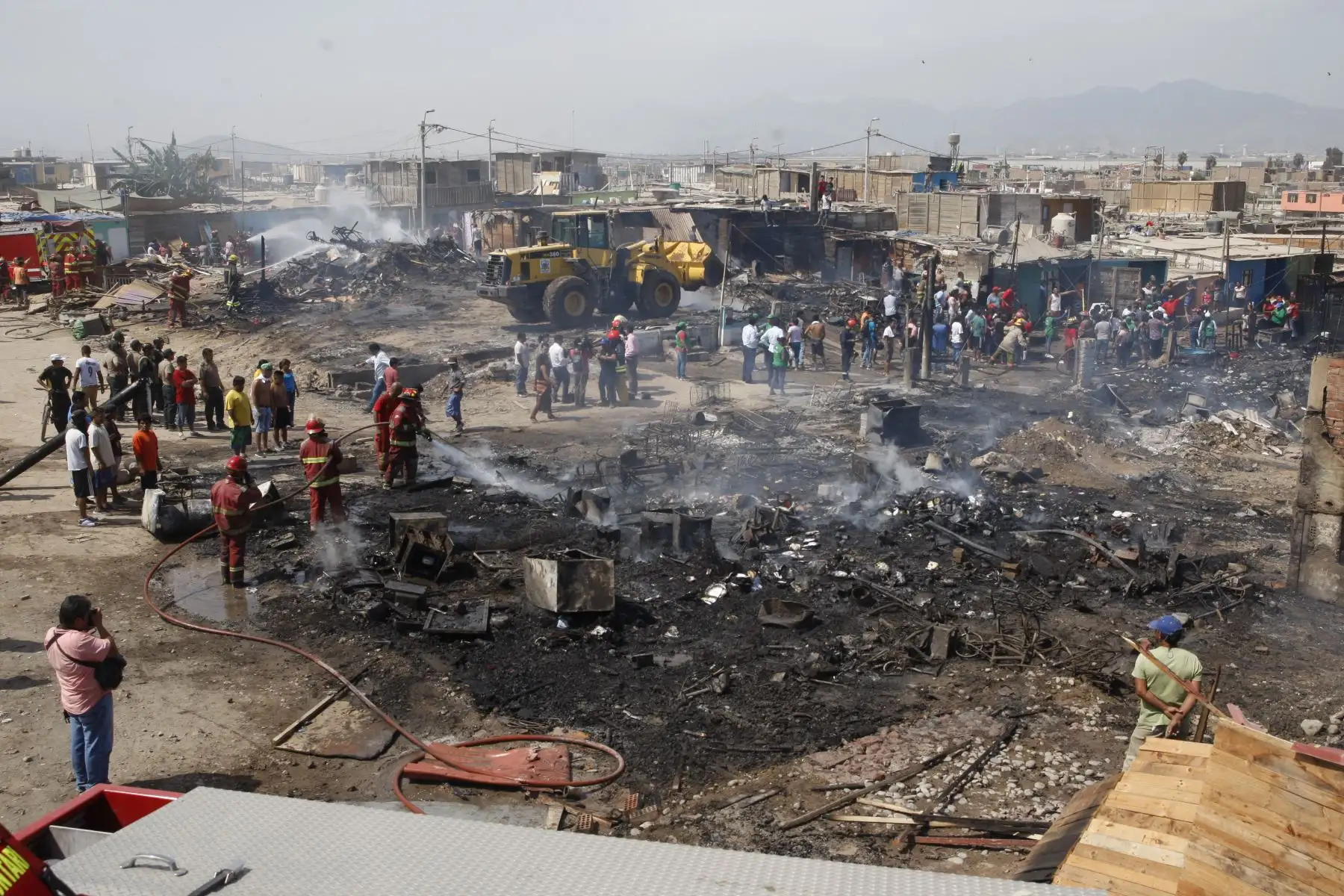Devastador incendio en el Asentamiento Humano Tiwinza en el Callao . Foto: ANDINA/Eddy Ramos.