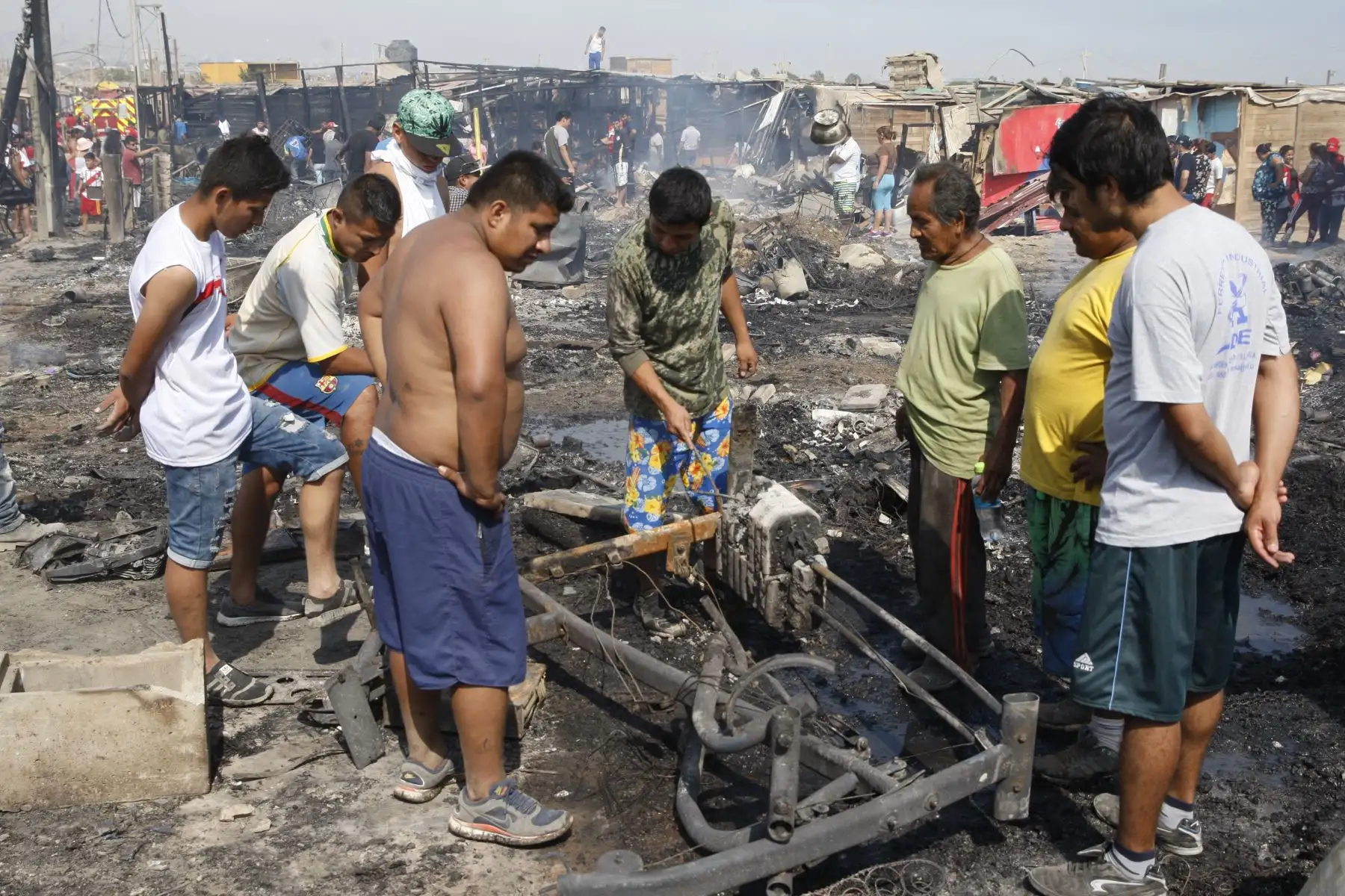 Devastador incendio en el Asentamiento Humano Tiwinza en el Callao . Foto: ANDINA/Eddy Ramos.