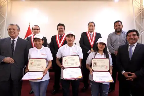 Primeros puestos recibieron laptops en reconocimiento a su esfuerzo. Foto: ANDINA/Dante Zegarra