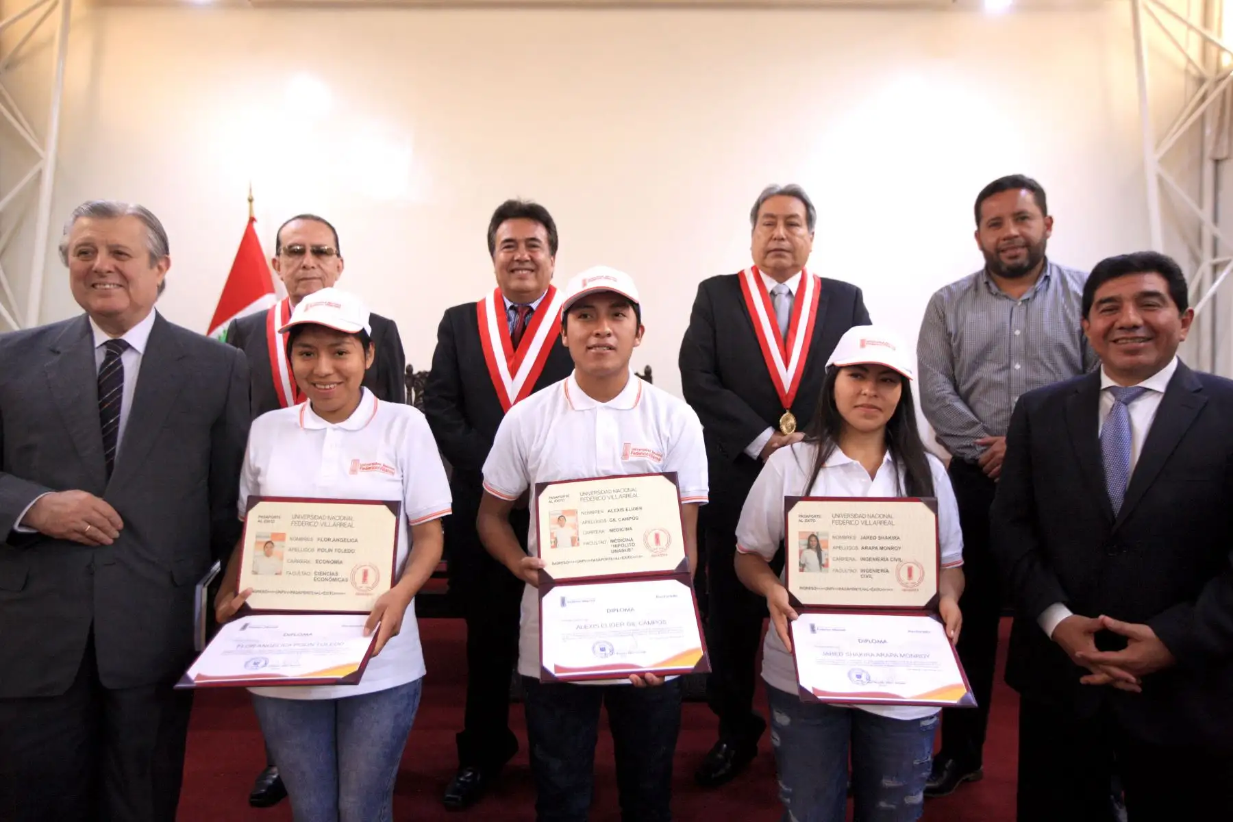 Primeros puestos recibieron laptops en reconocimiento a su esfuerzo. Foto: ANDINA/Dante Zegarra
