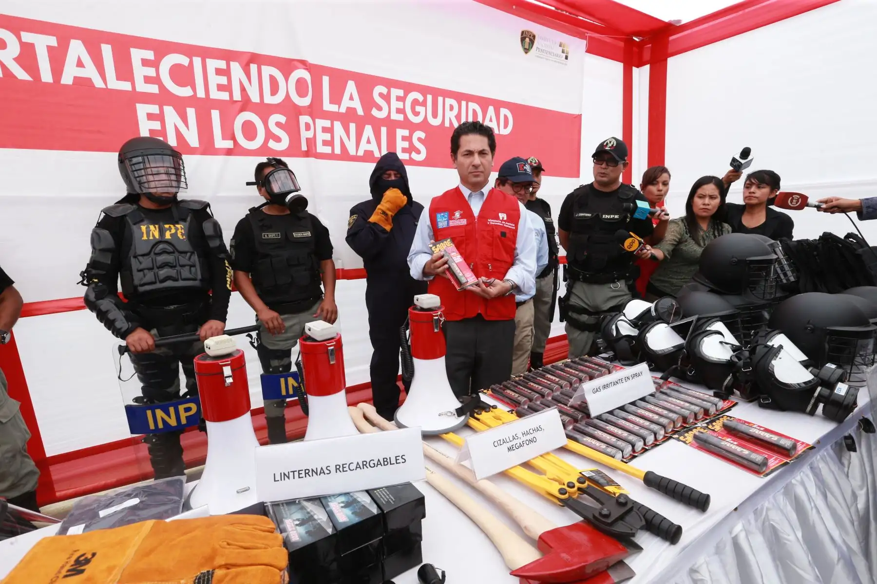 El ministro de Justicia, Salvador Heresi, entrega en el penal Miguel Castro Castro, equipamiento y vehículos que servirán para fortalecer la seguridad en los establecimientos penitenciarios del país. Foto: ANDINA/ Norman Cordova
