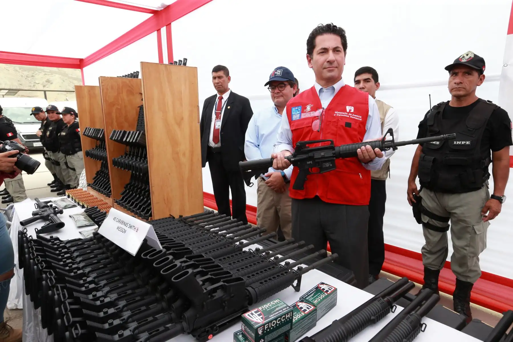 Entregan equipos de seguridad a penales. Foto: ANDINA/Norman Córdova