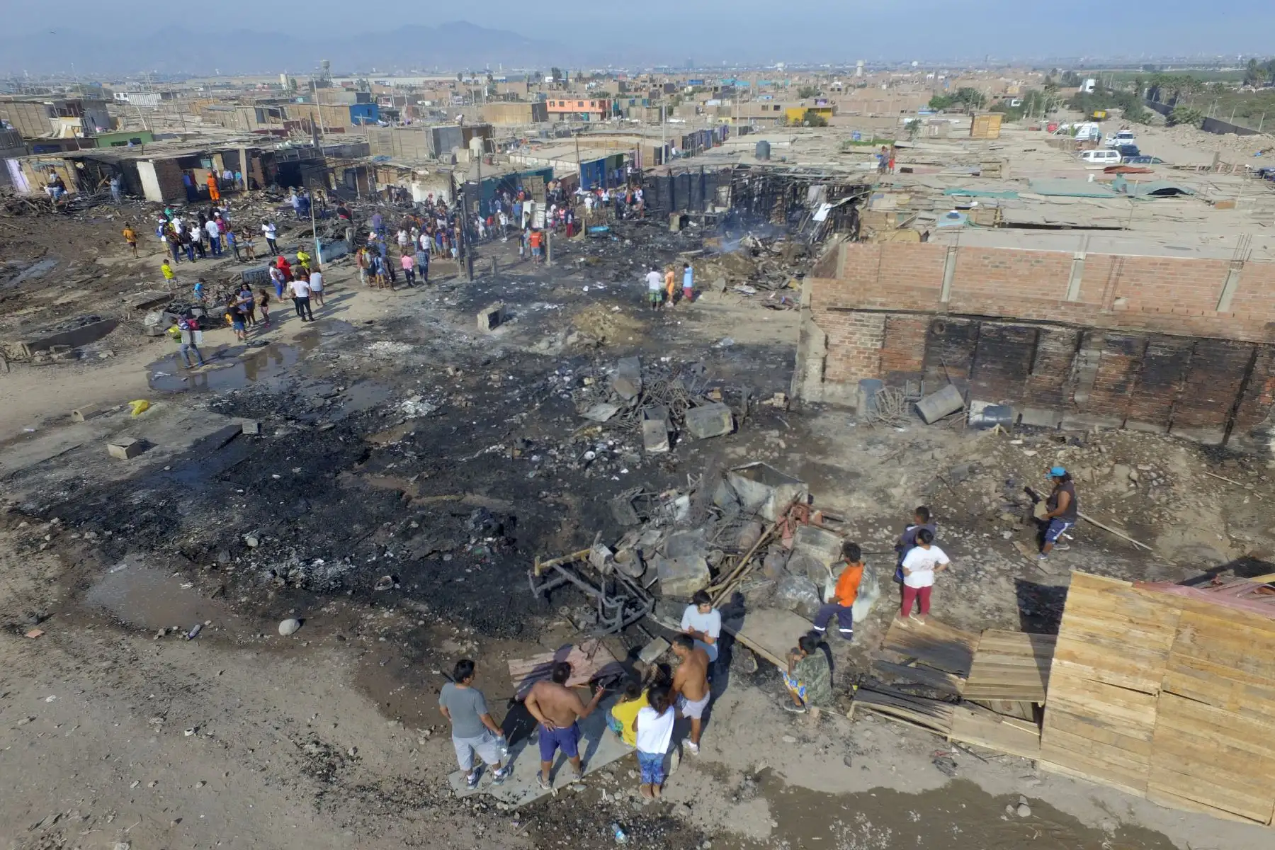 Devastador incendio en el Asentamiento Humano Tiwinza en el Callao. Foto: ANDINA/Jhony Laurente