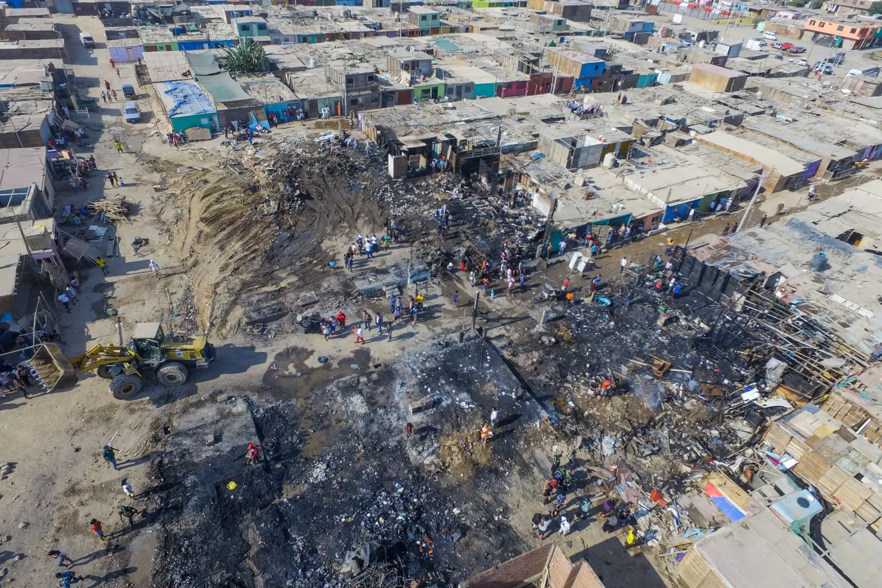 Un incendio de proporciones afecta a una manzana de viviendas en el asentamiento humano Ampliación Tiwinza en el Callao. Foto: ANDINA/Jhony Laurente