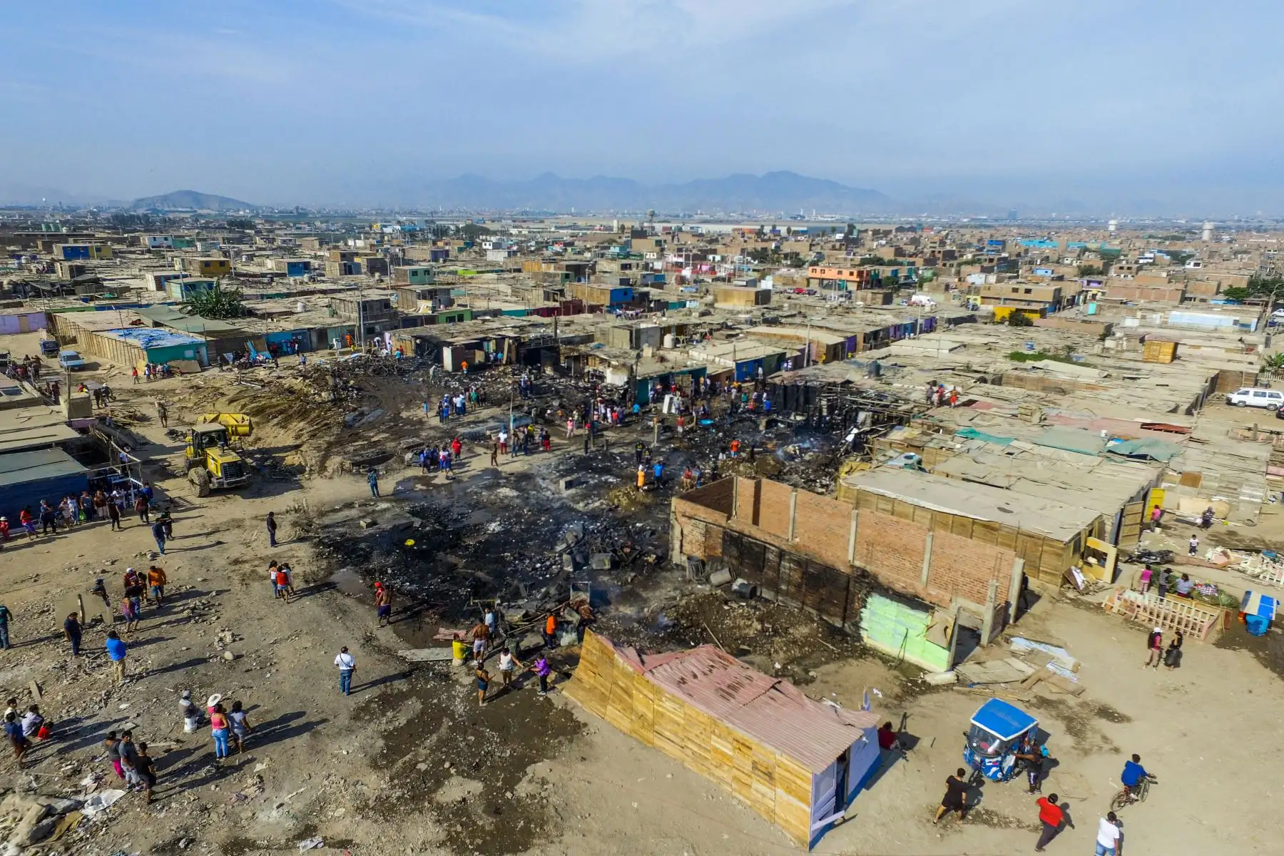 Un incendio de proporciones afecta a una manzana de viviendas en el asentamiento humano Ampliación Tiwinza en el Callao. Foto: ANDINA/Jhony Laurente