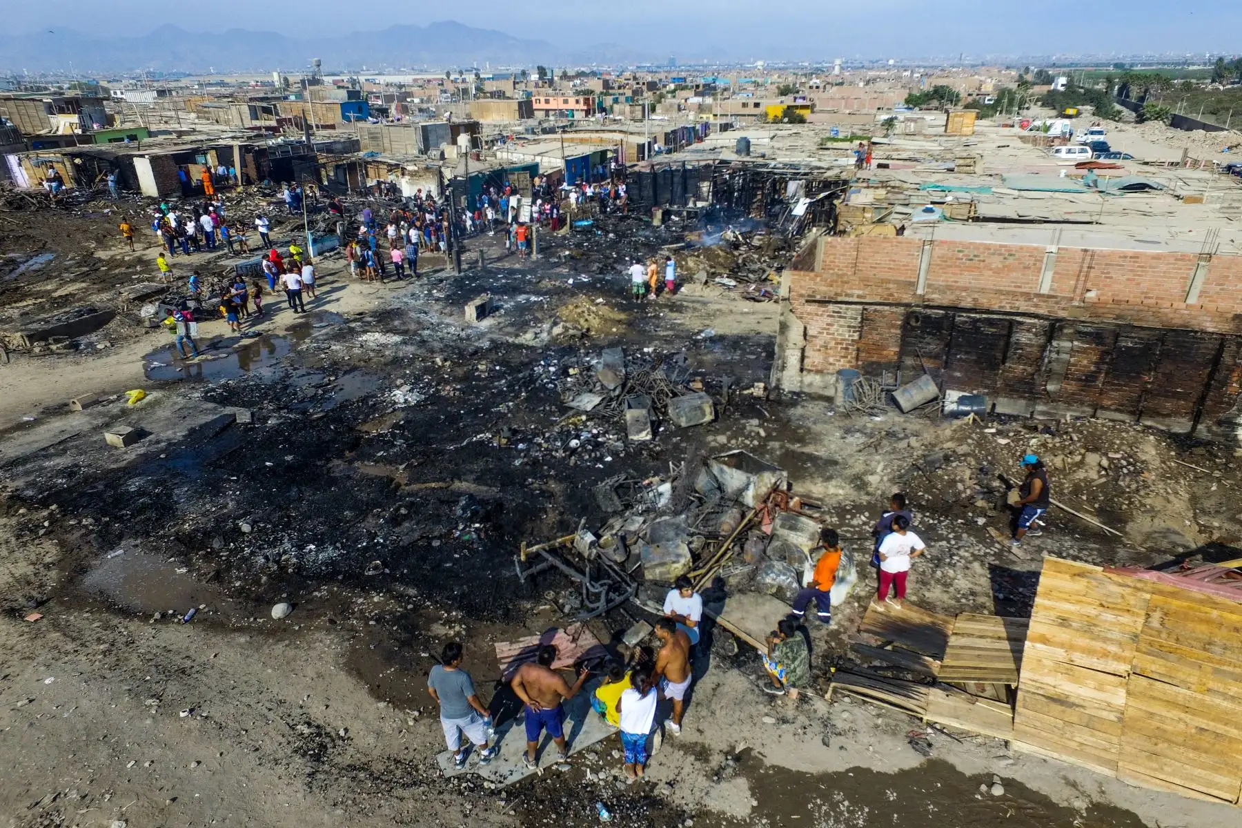 Un incendio de proporciones afecta a una manzana de viviendas en el asentamiento humano Ampliación Tiwinza en el Callao. Foto: ANDINA/Jhony Laurente