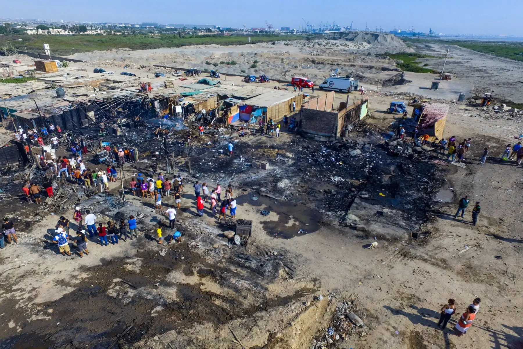 Un incendio de proporciones afecta a una manzana de viviendas en el asentamiento humano Ampliación Tiwinza en el Callao. Foto: ANDINA/Jhony Laurente
