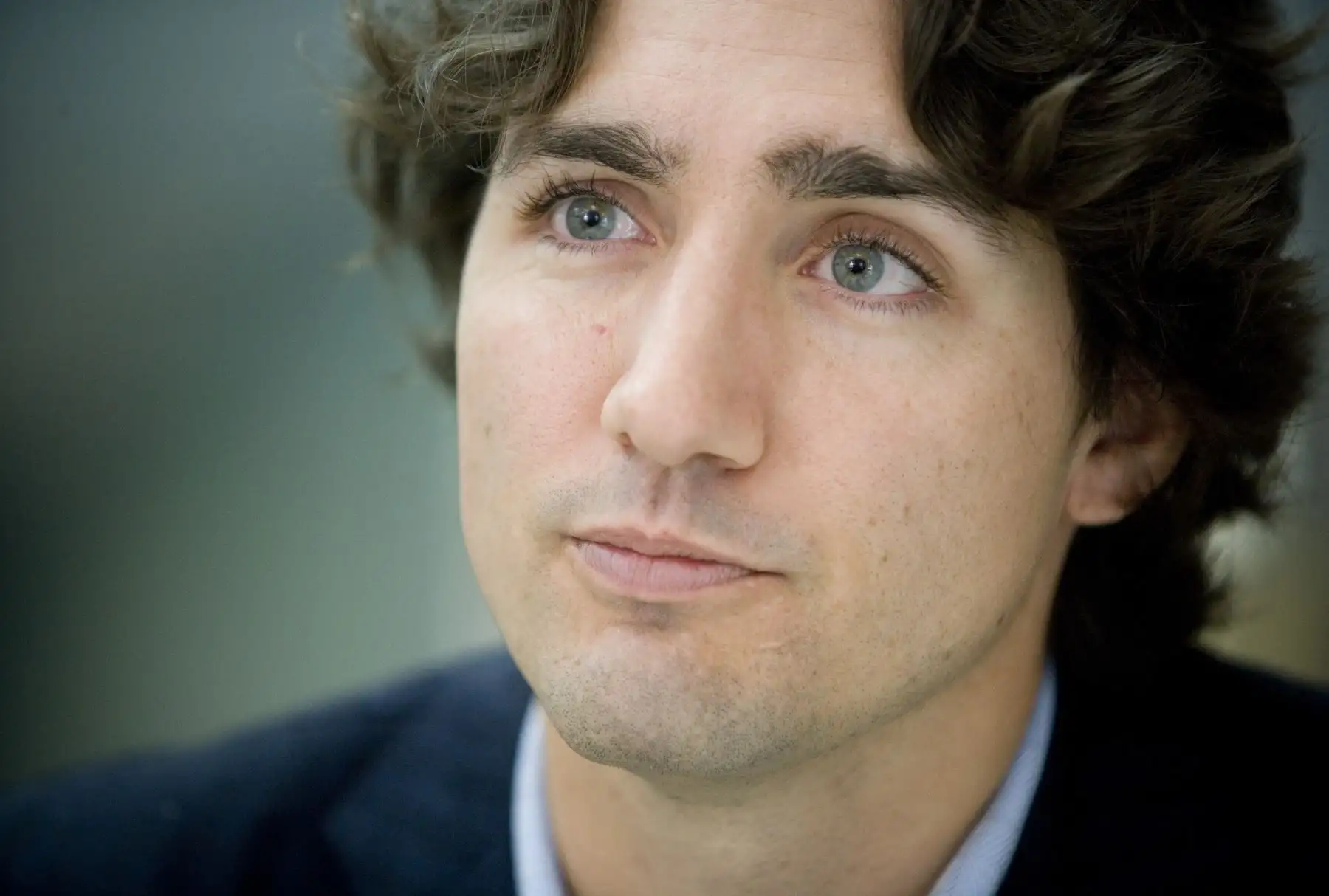 Justin Trudeau, hijo del ex primer ministro canadiense Pierre Trudeau y candidato del Partido Liberal en Montreal, es visto durante una entrevista en su oficina de campaña el 12 de octubre de 2008 en Montreal. Foto: AFP
