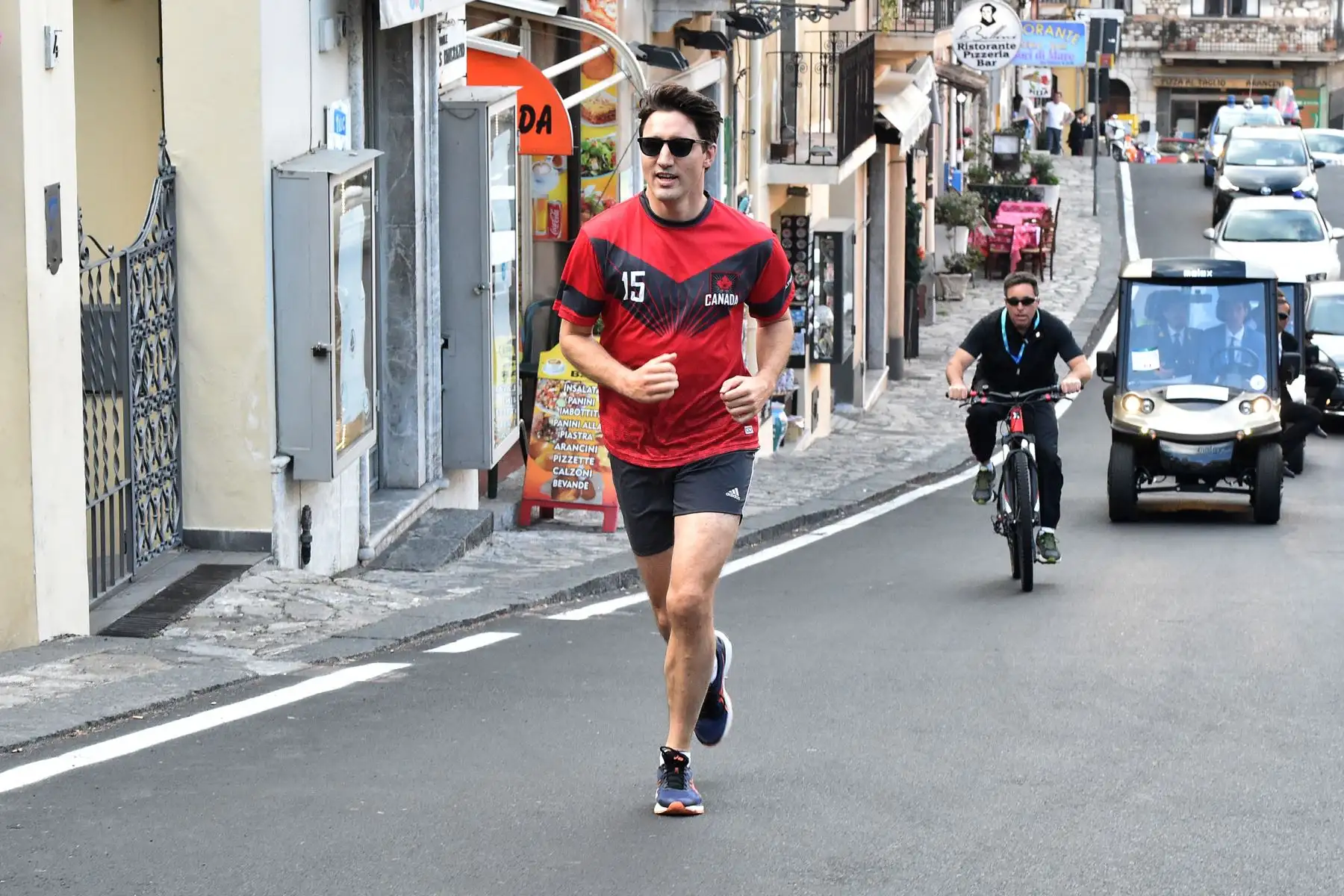 Primer Ministro canadiense, Justin Trudeau, trota en Taormina después de una Cumbre de Jefes de Estado  en Sicilia.Foto: AFP