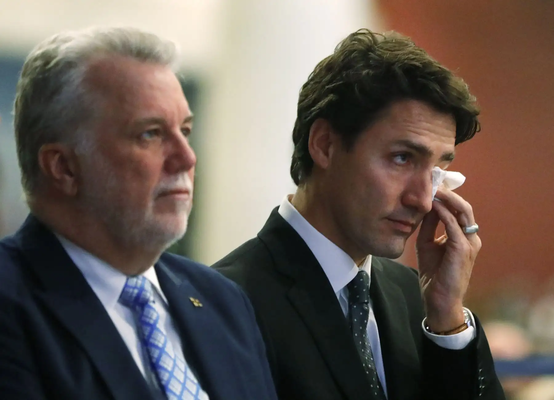 El primer ministro de Canadá Justin Trudeau se seca una lágrima mientras se encuentra con el primer ministro de Quebec Philippe Couillard durante los servicios fúnebres de tres de las víctimas del tiroteo en Quebec. Foto: AFP
