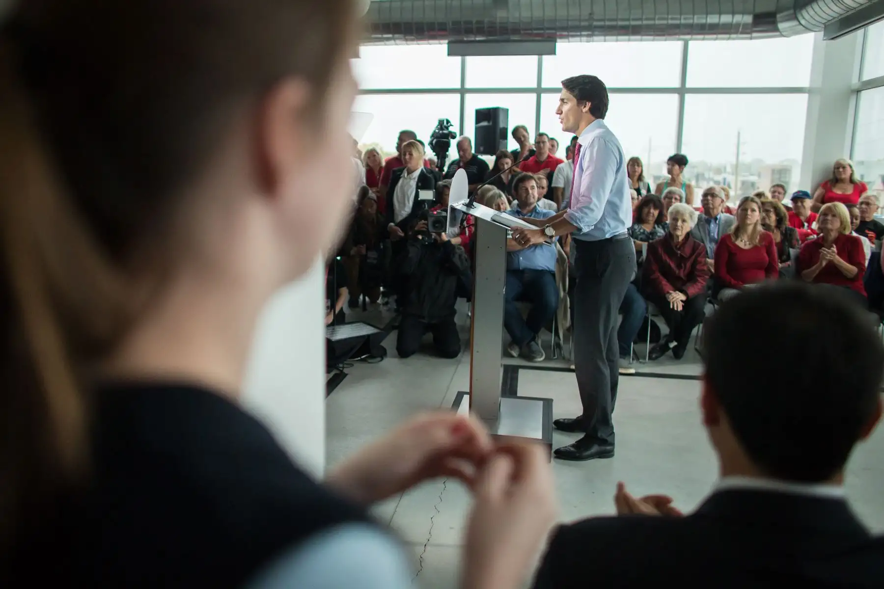 Justin Trudeau habla en un mitin en Goodwill Industries durante una parada de campaña en Londres, Ontario el 7 de octubre de 2015. Foto: AFP