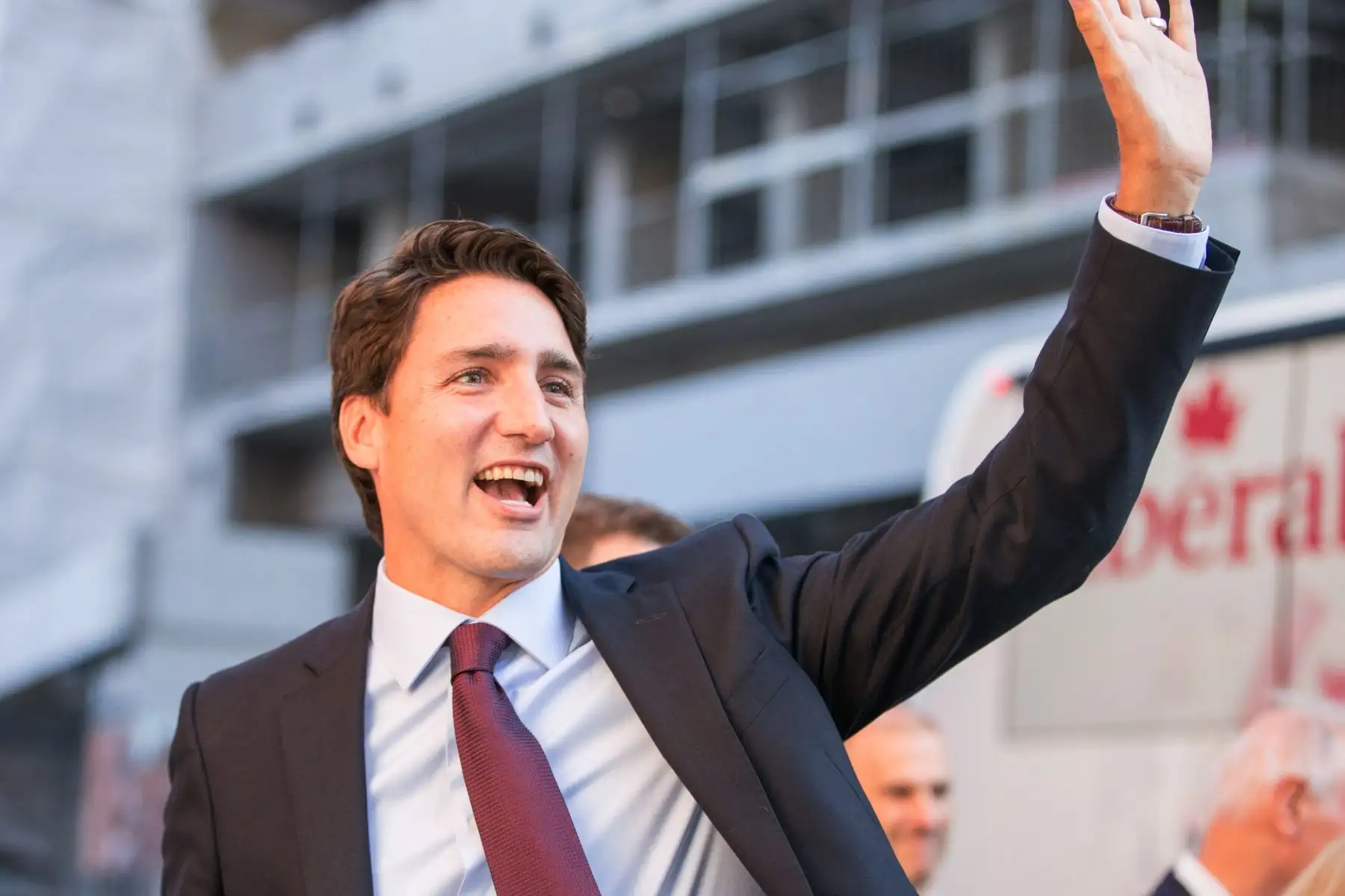 Justin Trudeau, saluda a los partidarios cuando llega al primer debate de los líderes federales sobre la campaña electoral canadiense del 2015. Foto: AFP