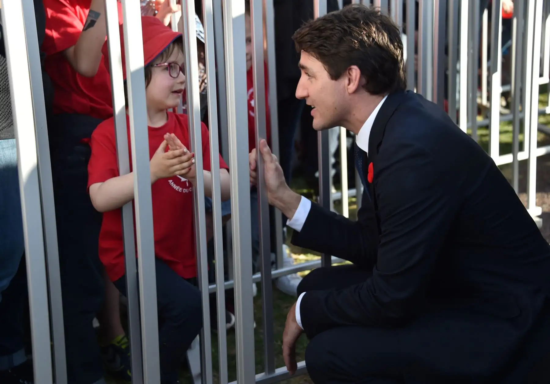 El Primer Ministro canadiense Justin Trudeau habla con un niño después de una ceremonia conmemorativa del 100 aniversario de la Batalla de Vimy Ridge. Foto: AFP