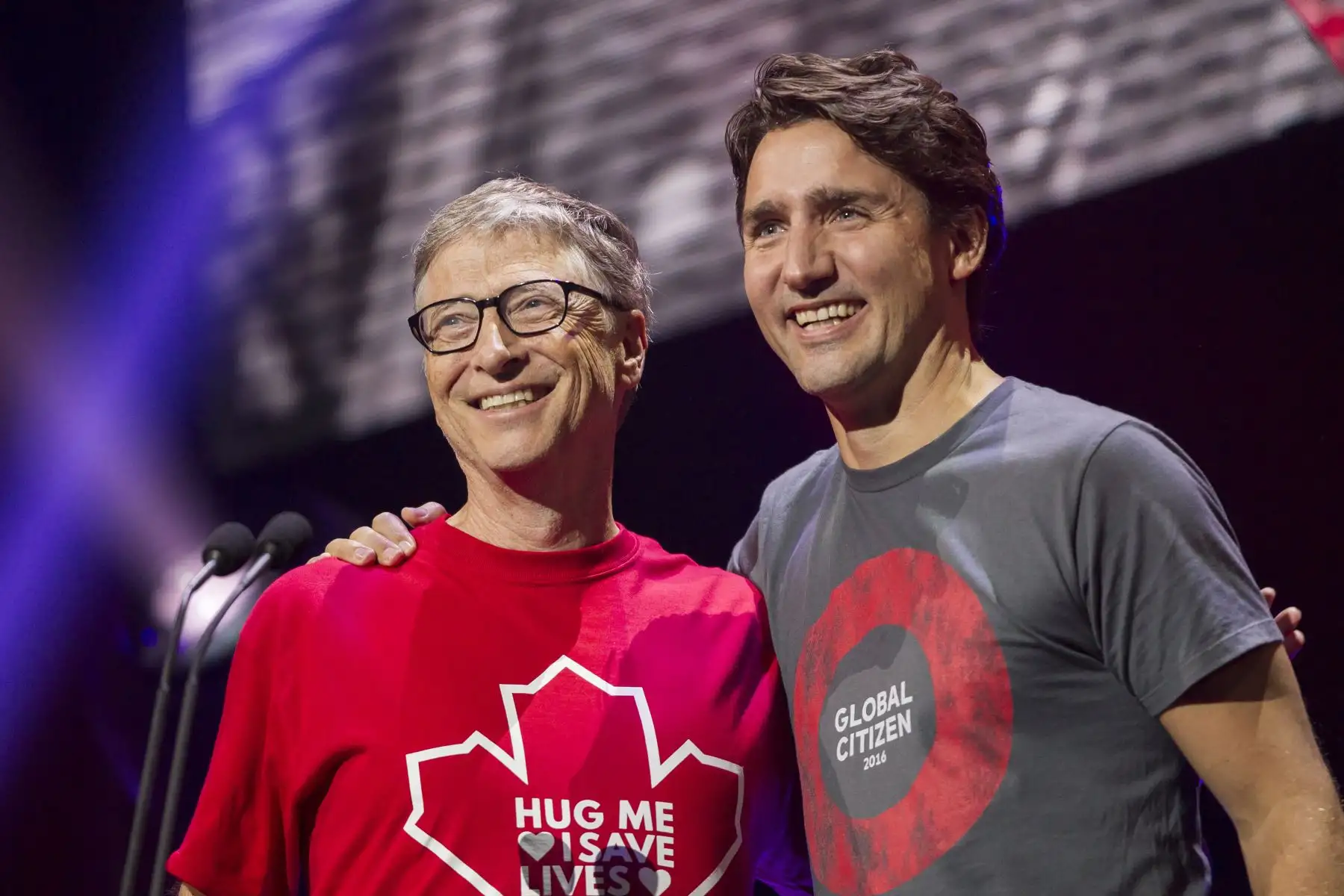 Bill Gates recibe un abrazo del Primer Ministro canadiense Justin Trudeau durante el Concierto Ciudadano Global para erradicar el SIDA, la Tuberculosis y la Malaria en Montreal, Quebec. Foto: AFP
