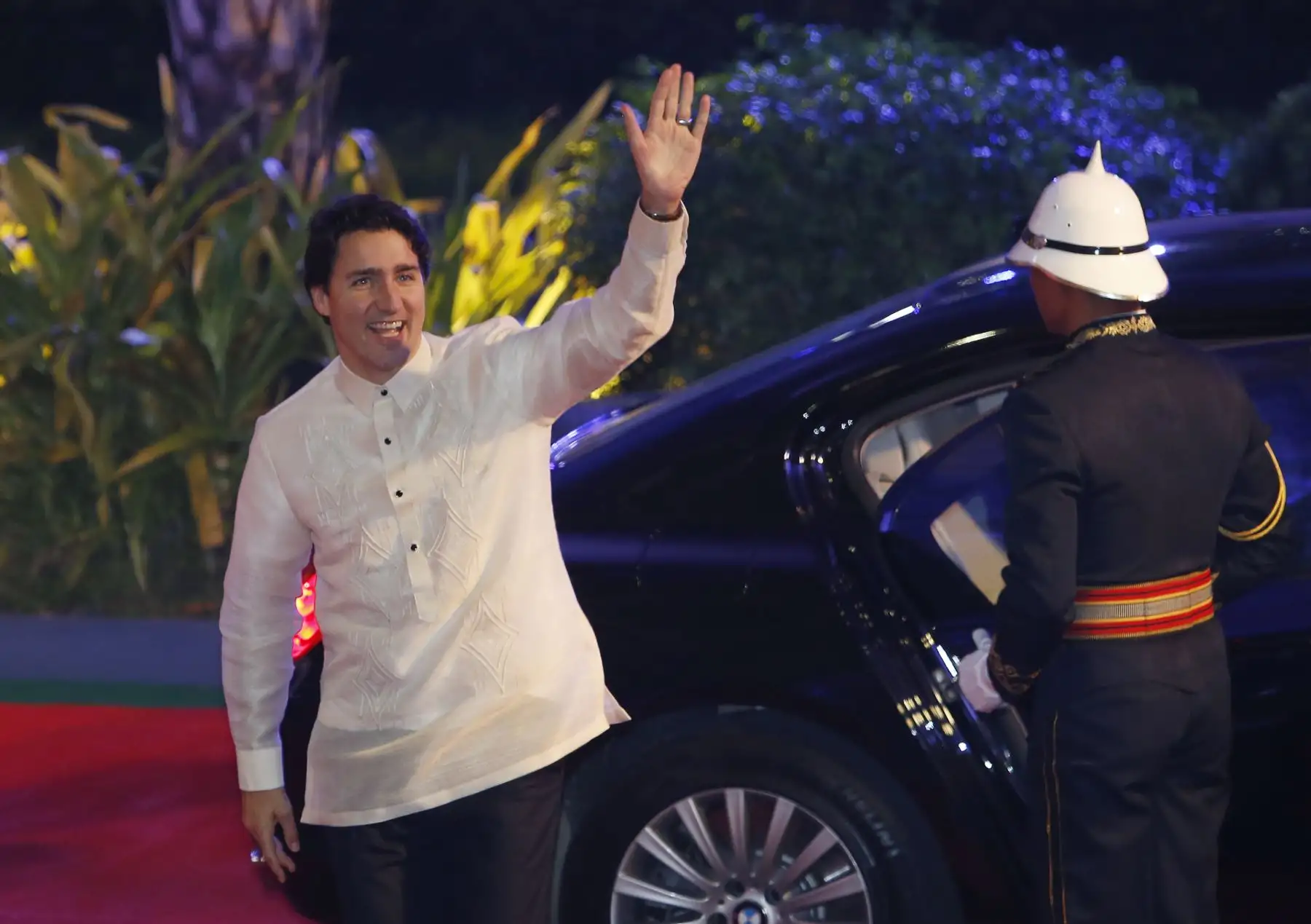 Justin Trudeau, saluda a su llegada a la cumbre de la Cooperación Económica Asia-Pacífico (APEC) en la capital, Manila, el 18 de noviembre de 2015. Foto: AFP
