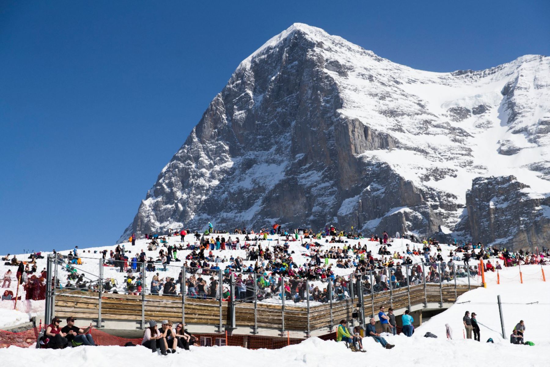 Vista de un tradicional centro de esquí en Suiza. Se estima que 140,000 suizos pobres tienen empleos pero no ganan lo suficiente para cubrir sus necesidades. Foto: EFE