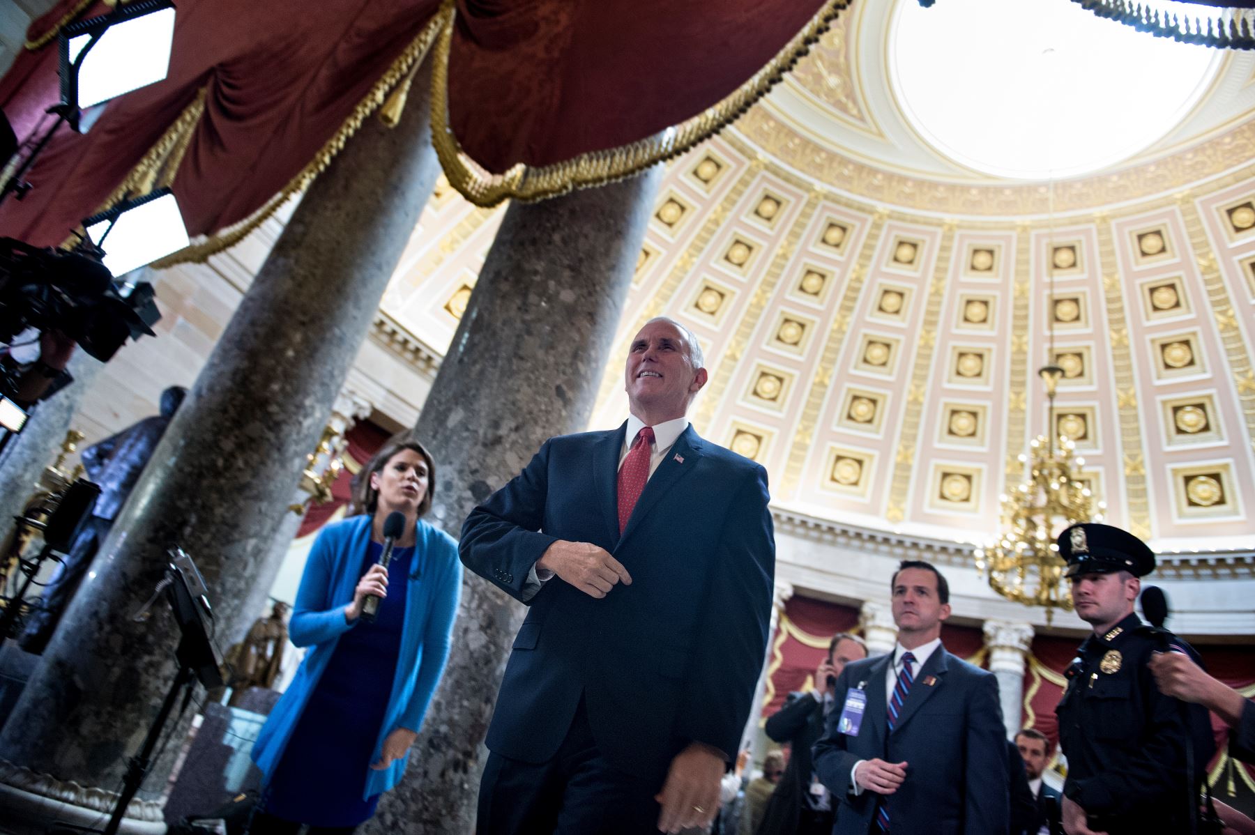 El vicepresidente de los EE. UU., Mike Pence, camina en la Cámara de Representantes en Capitol Hill el 19 de diciembre de 2017 en Washington, DC.Foto: AFP