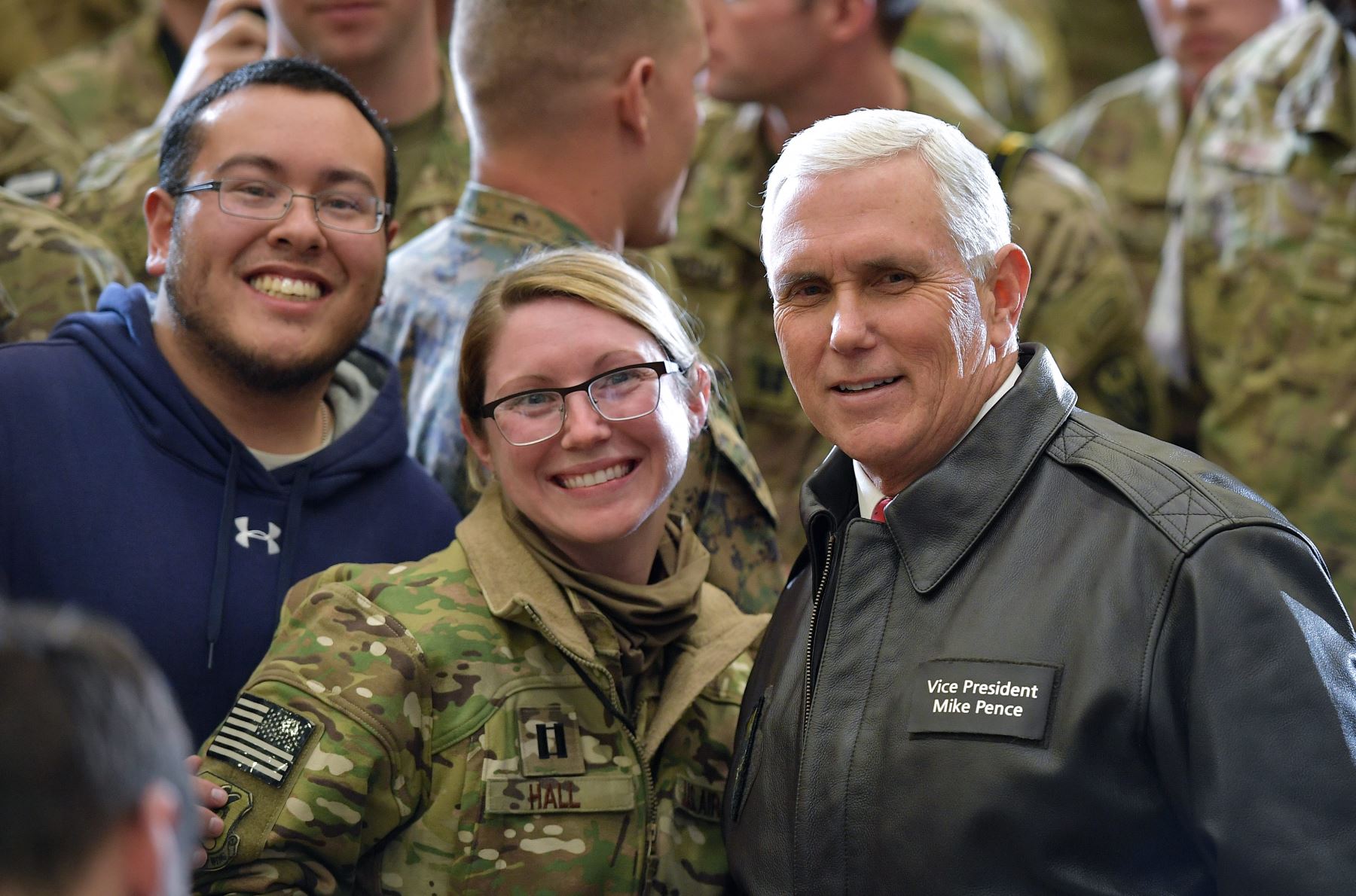 El vicepresidente de EE. UU. Mike Pence posa para las fotos con las tropas en un hangar en Bagram Air Field en Afganistán el 21 de diciembre de 2017. Foto: AFPO