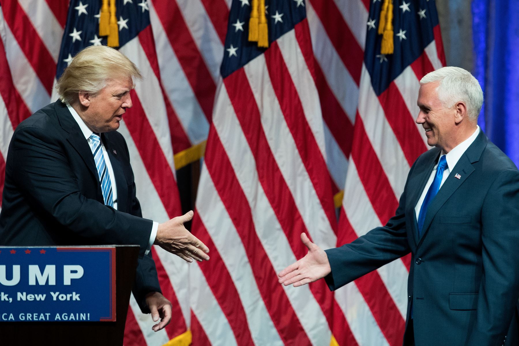 Donald Trump estrecha la mano del vicepresidente Mike Pence. Foto: AFP